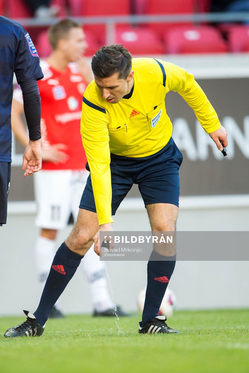 Domaren Bojan Pandzic ritar en linje med spayen under fotbollsmatchen i Allsvenskan mellan Kalmar och Malmö den 24 maj 2015 i Kalmar.