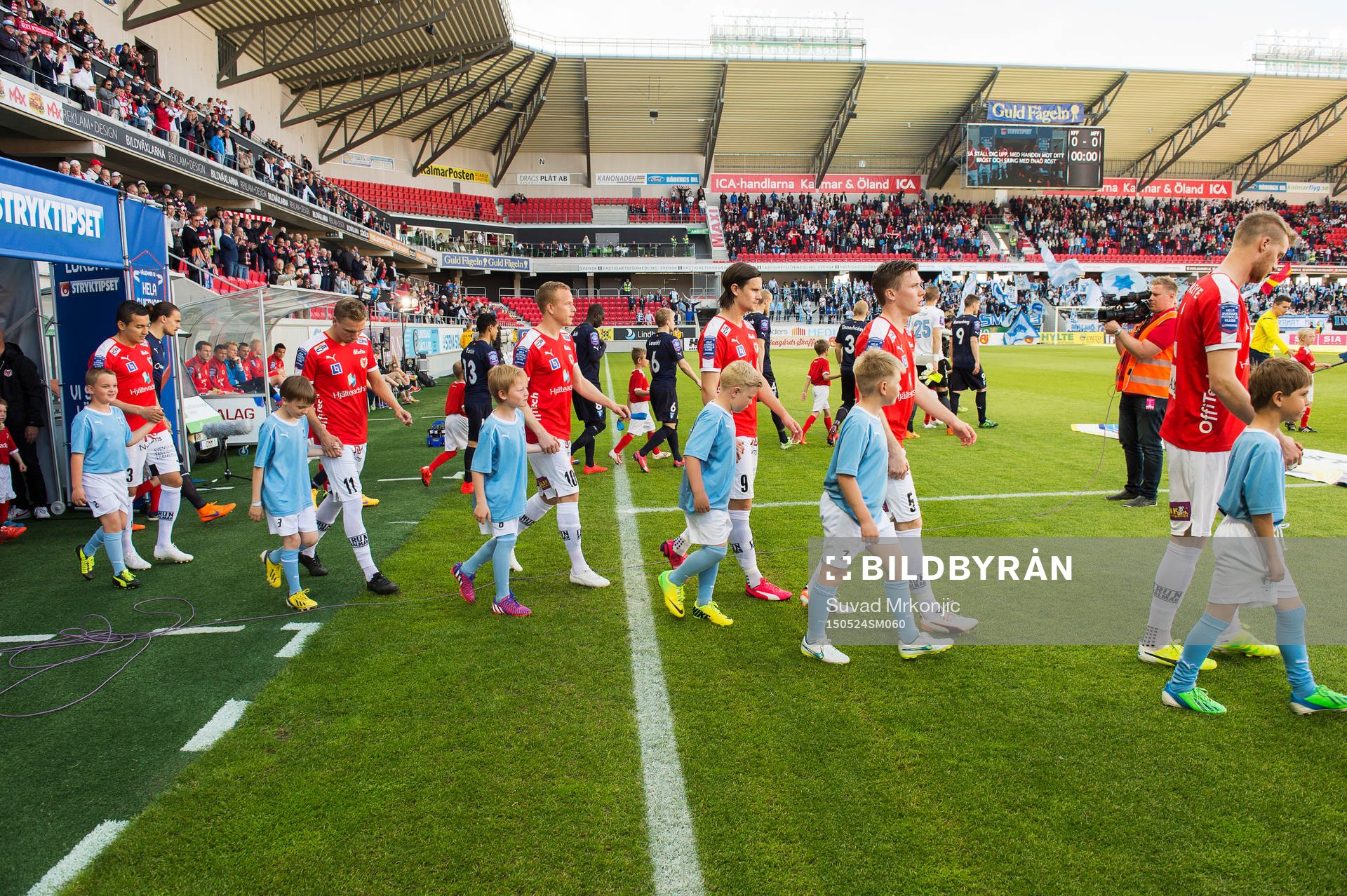 Spelarna tågar in till fotbollsmatchen i Allsvenskan mellan Kalmar och Malmö den 24 maj 2015 i Kalmar.