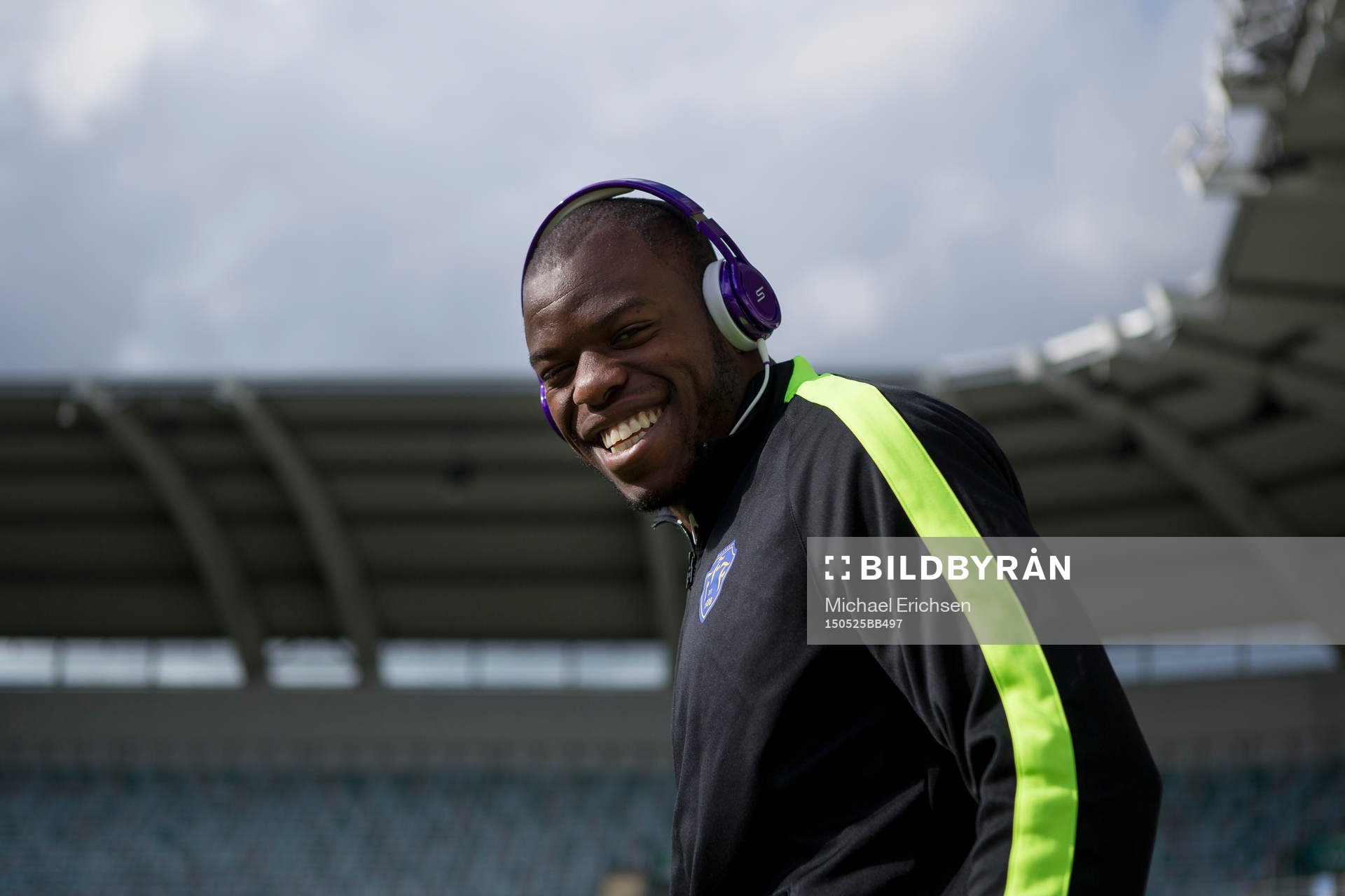 Falkenbergs Hakeem Araba går in på Gamla Ullevi vid ankomst till fotbollsmatchen i Allsvenskan mellan Häcken och Falkenberg den 25 maj 2015 i Göteborg.