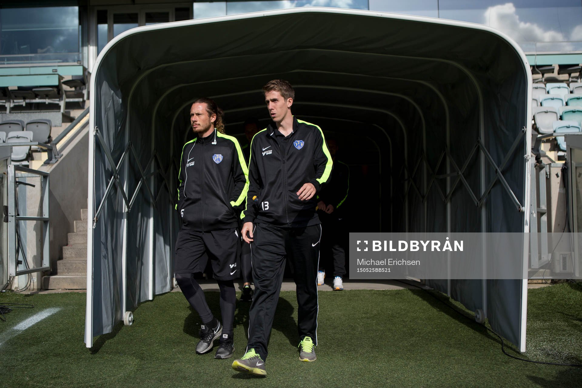 Falkenbergs Rasmus Andersson och Adam Eriksson kliver in på Gamla Ullevi vid ankomst till fotbollsmatchen i Allsvenskan mellan Häcken och Falkenberg den 25 maj 2015 i Göteborg.