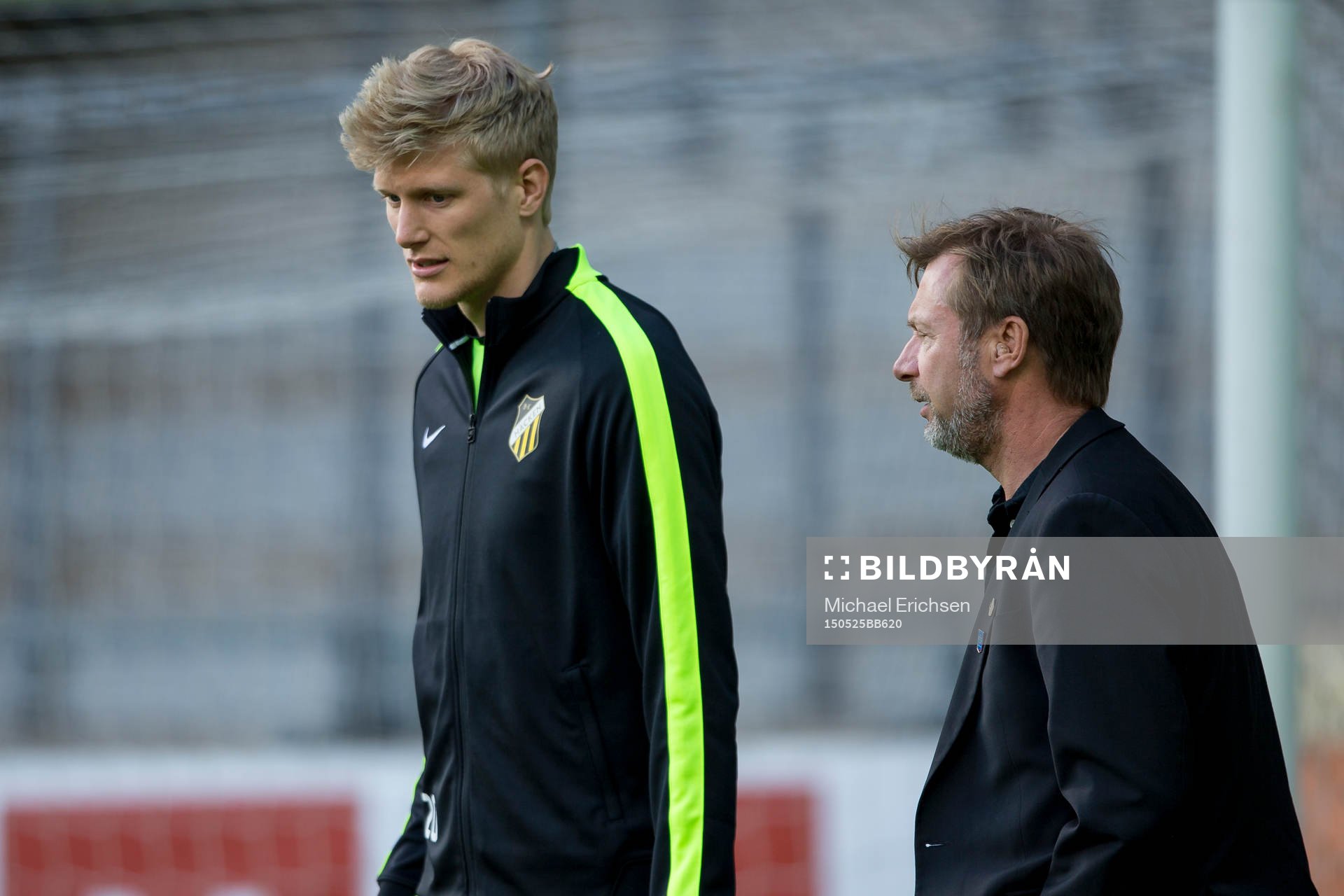 Häckens Tom Söderberg i samspråk med tränare Peter