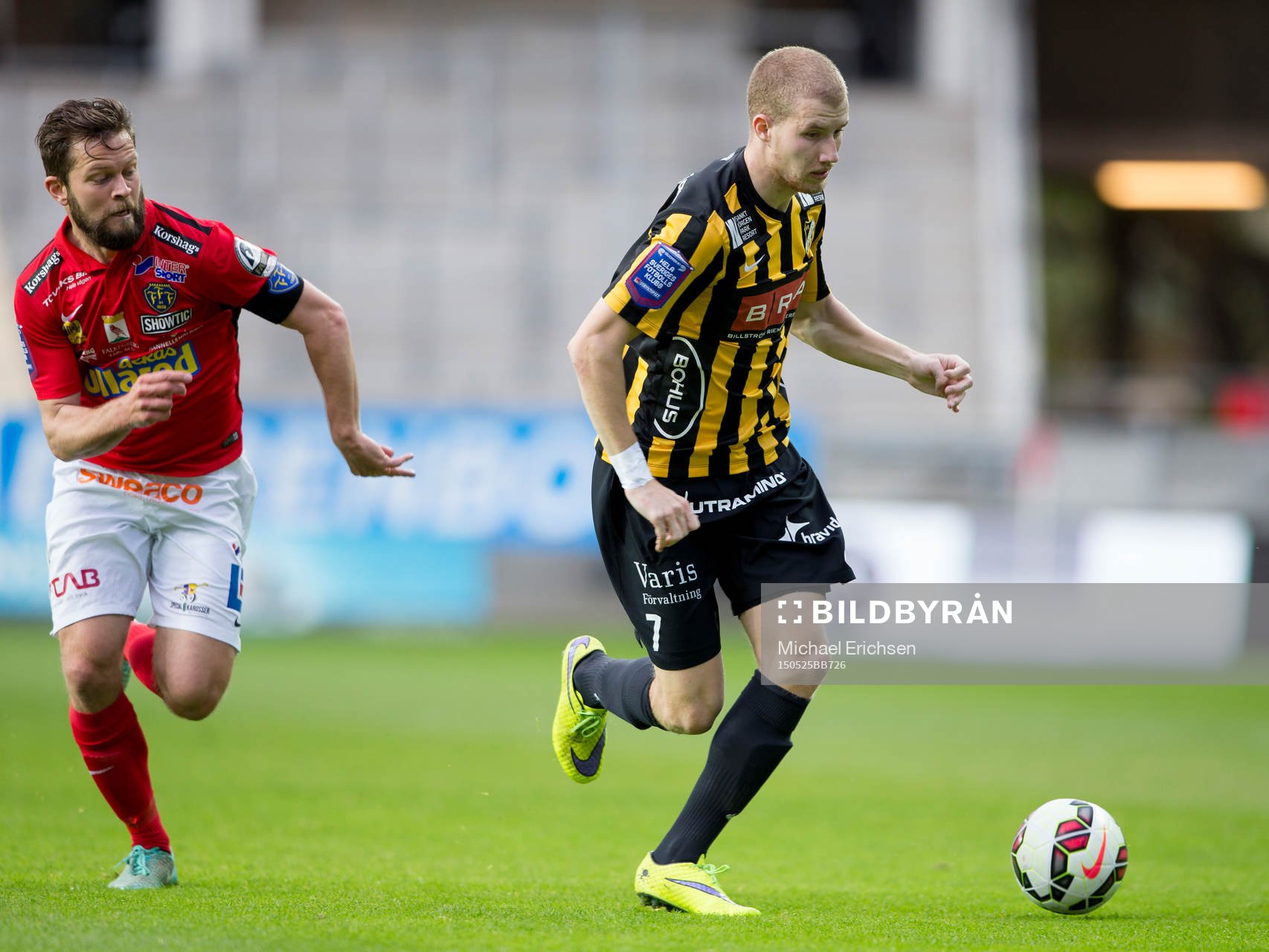 Falkenbergs David Svensson jagar Häckens Simon Gustafson