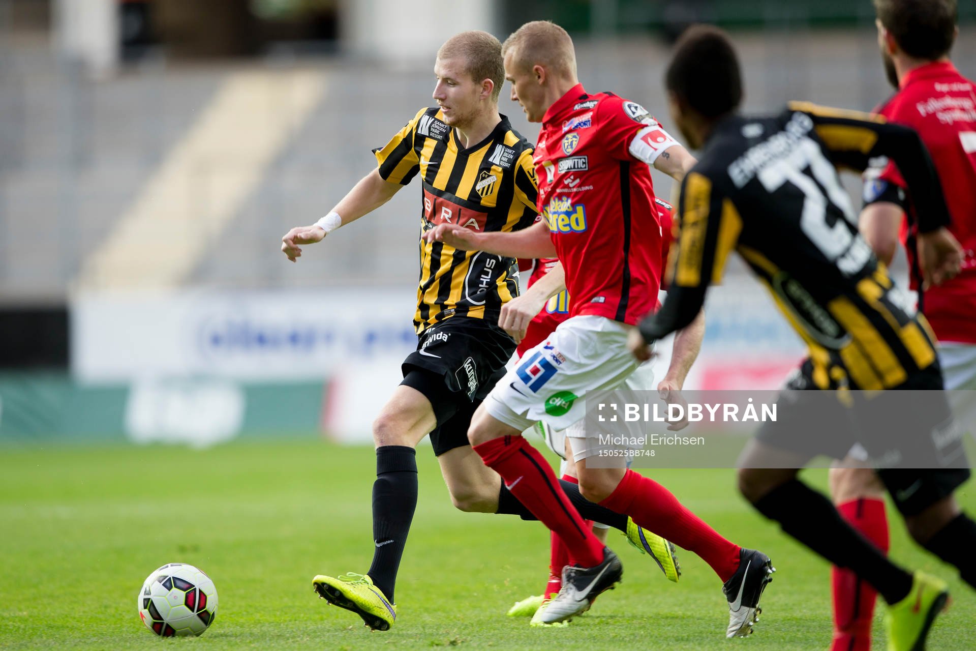 Häckens Simon Gustafson före Falkenbergs Rasmus Sjöstedt