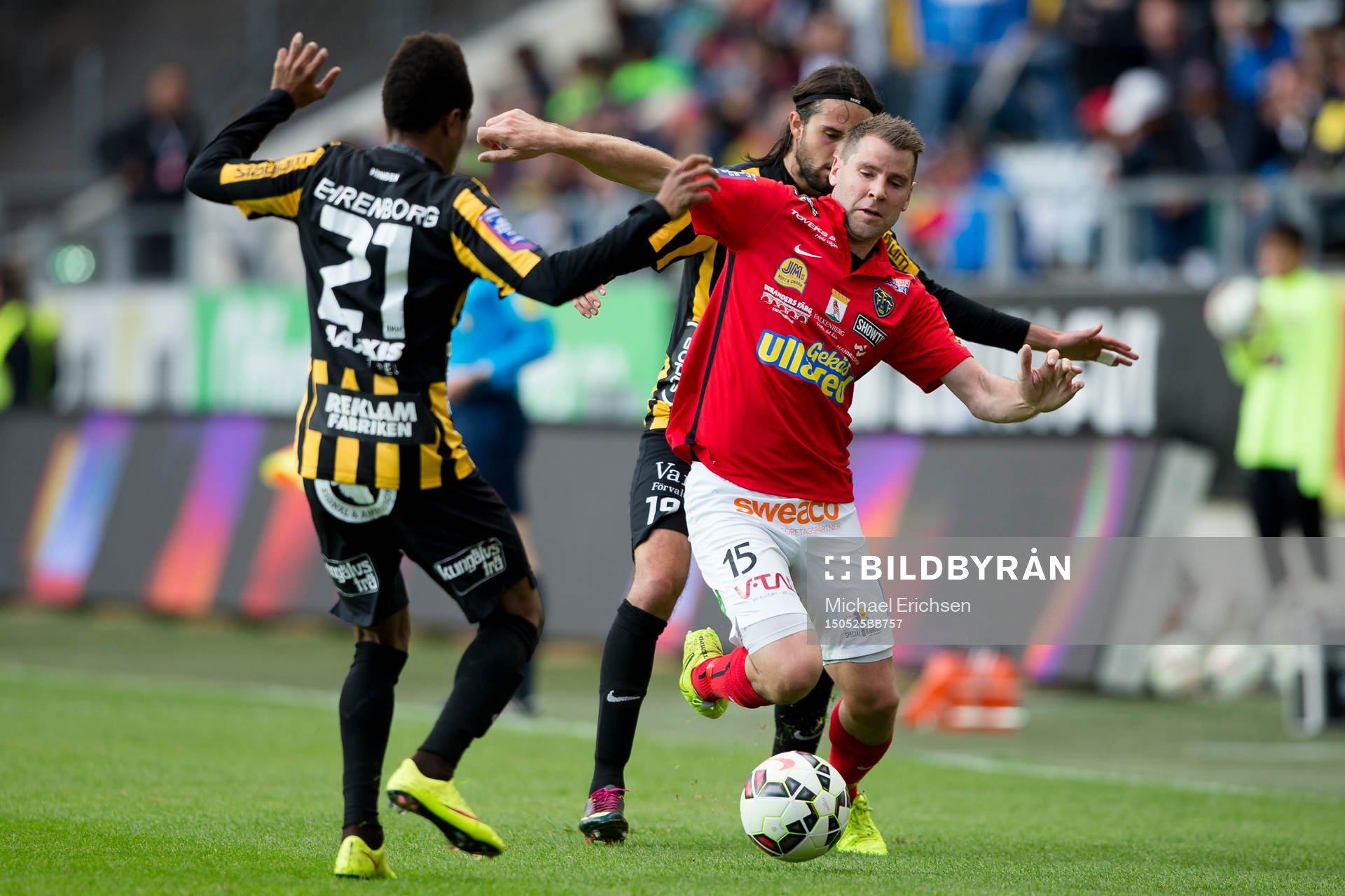 Falkenbergs Stefan Rodevåg i kamp med Häckens Leonard Zuta och Nasiru Mohammed under fotbollsmatchen i Allsvenskan mellan Häcken och Falkenberg den 25 maj 2015 i Göteborg.