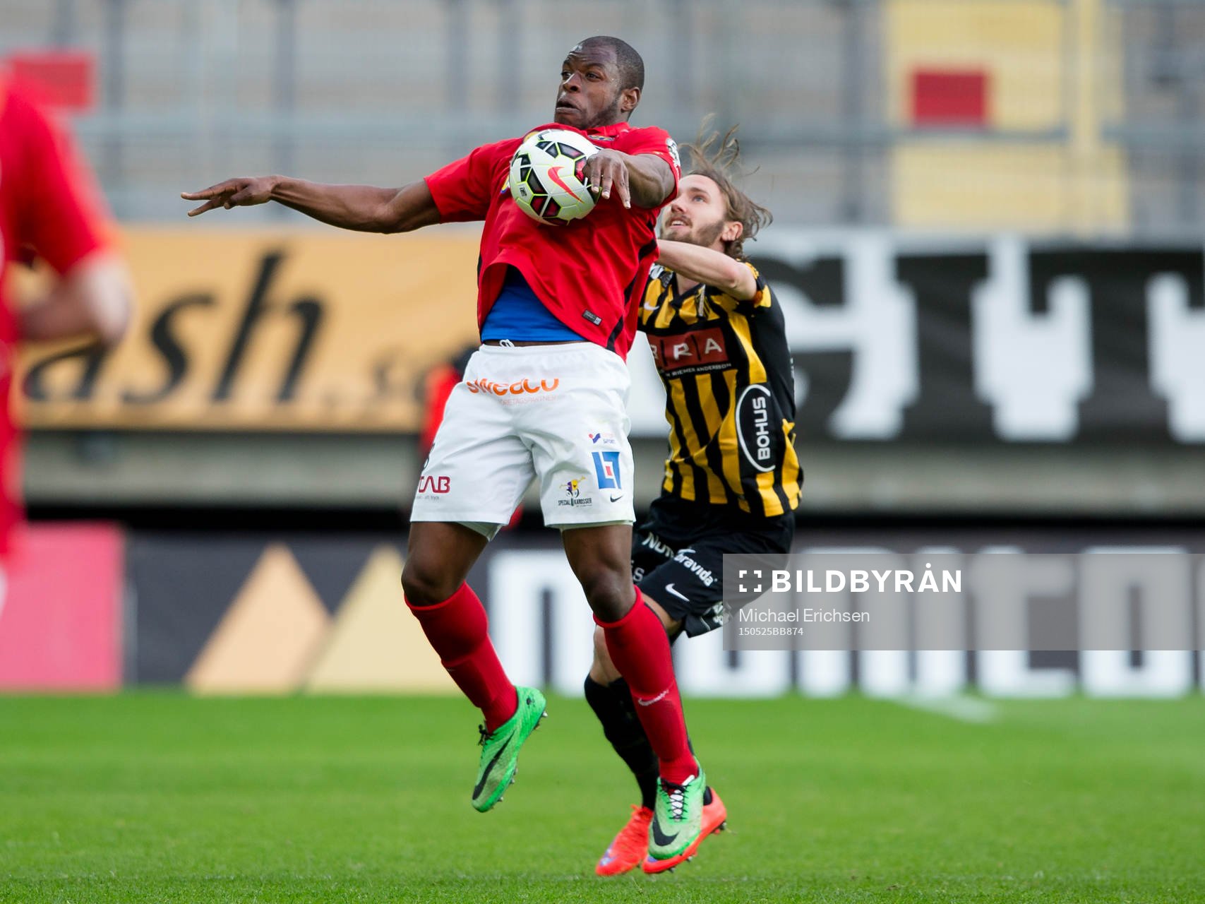 Falkenbergs Hakeem Araba tar ned bollen