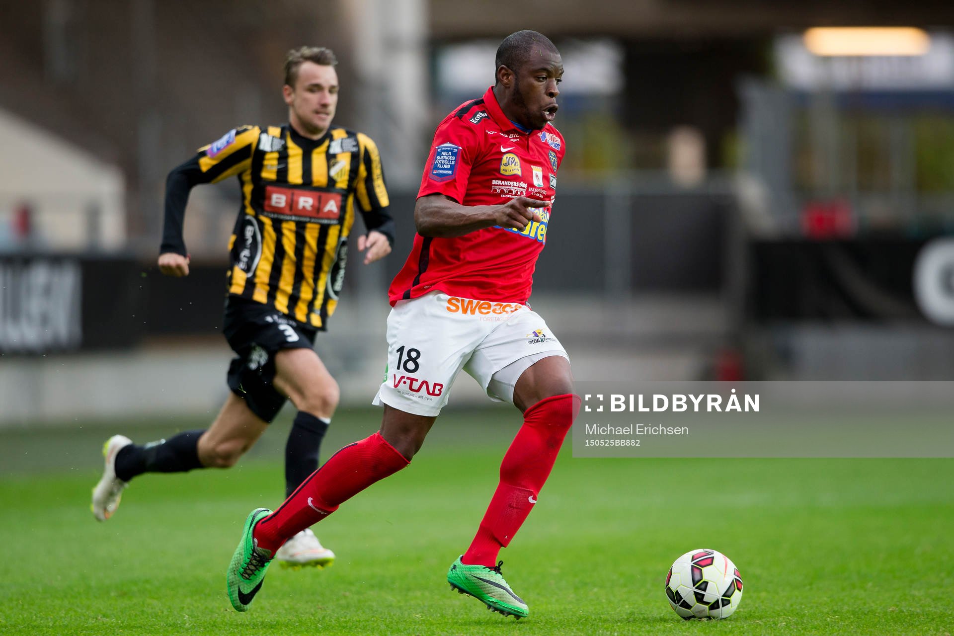 Falkenbergs Hakeem Araba före Häckens Jasmin Sudic