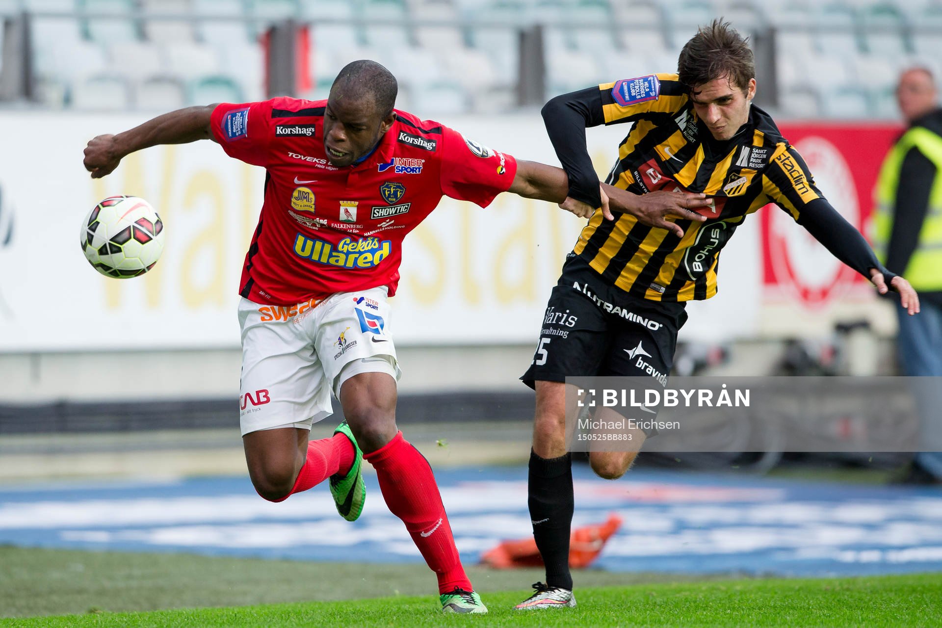Falkenbergs Hakeem Araba tar sig förbi Häckens Egzon