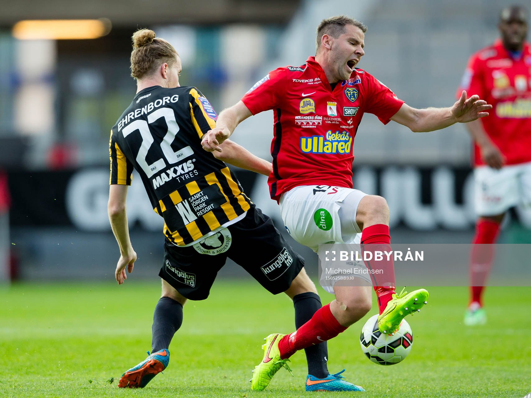 Häckens Samuel Gustafson i kamp med Falkenbergs Stefan Rodevåg under fotbollsmatchen i Allsvenskan mellan Häcken och Falkenberg den 25 maj 2015 i Göteborg.