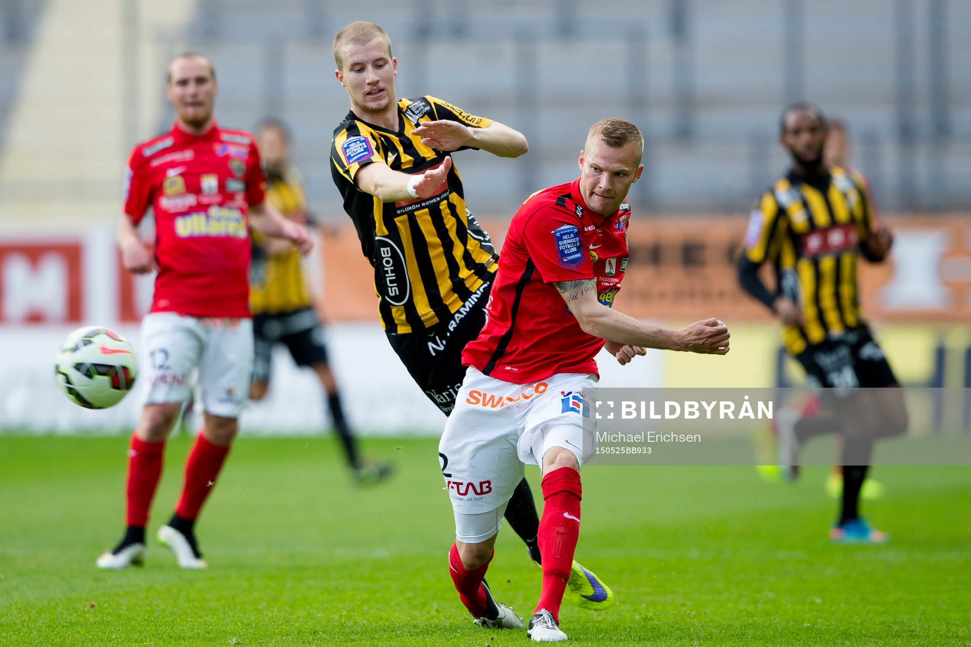 Falkenbergs Rasmus Sjöstedt före Häckens Simon Gustafson