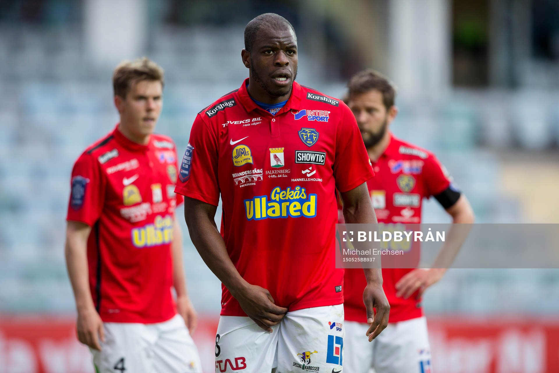 Falkenbergs Hakeem Araba framför Daniel Johansson och