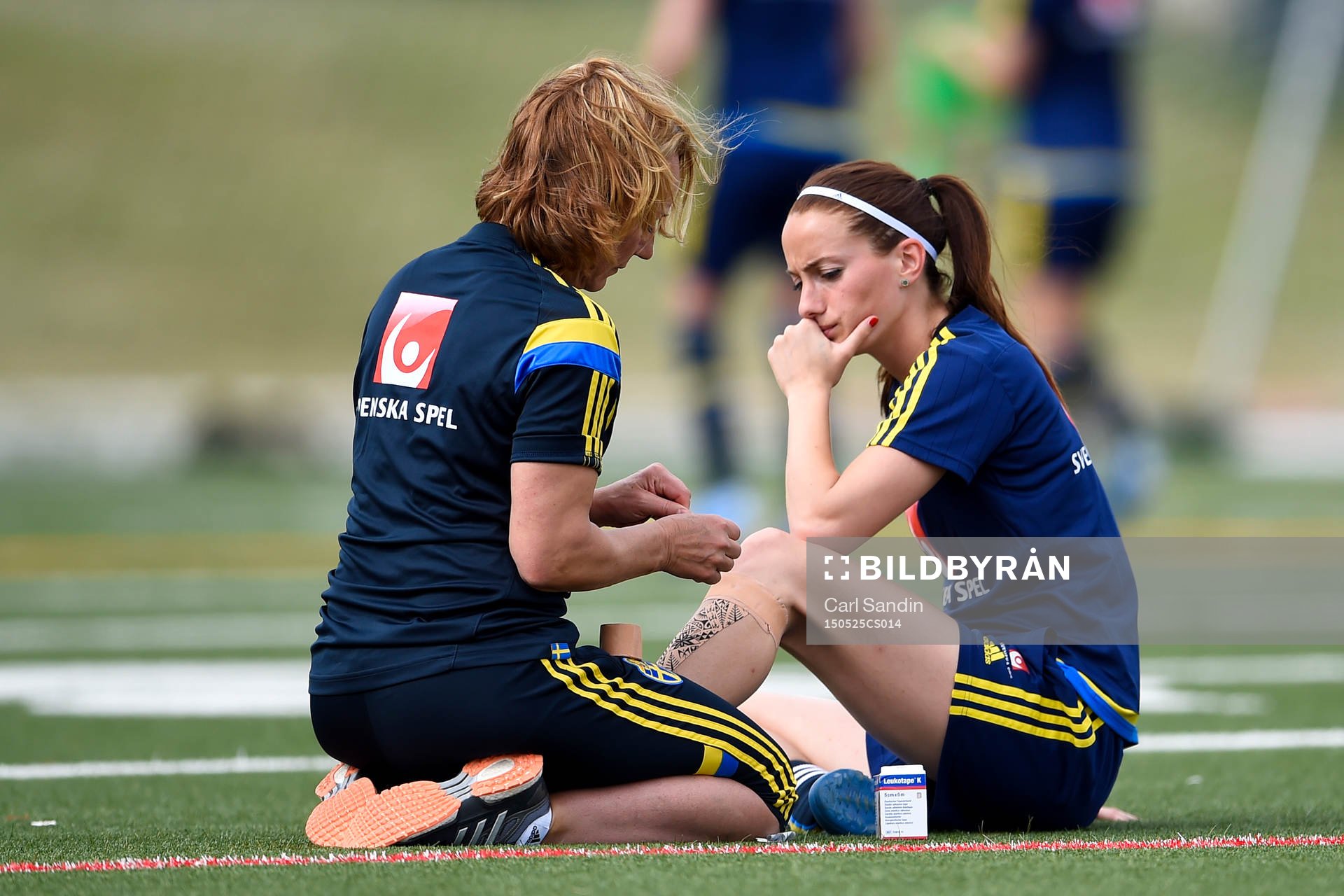 Kosovare Asllani får sitt högra knä lindat av