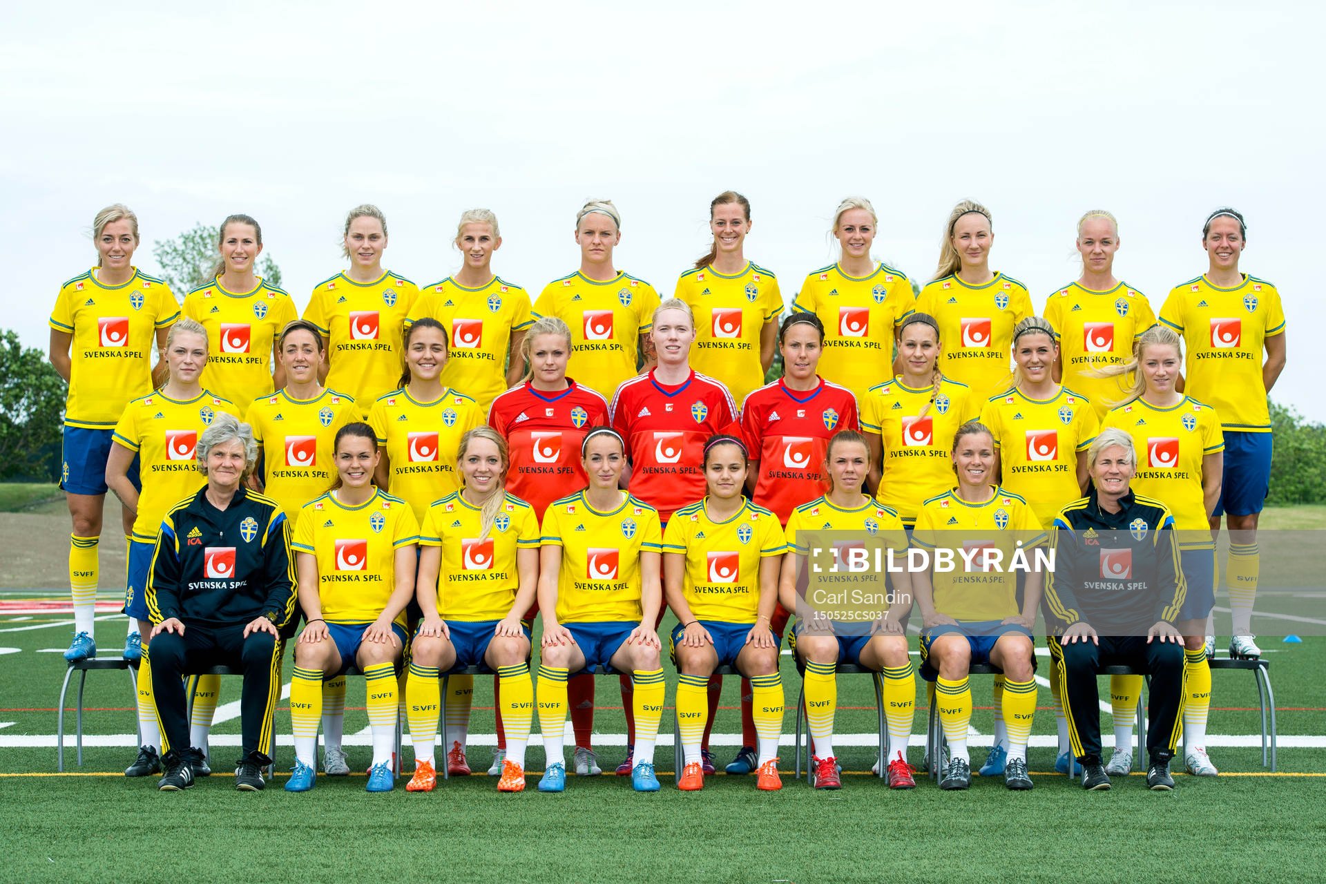 Sveriges spelare poserar fö ren lagbild innan en träning