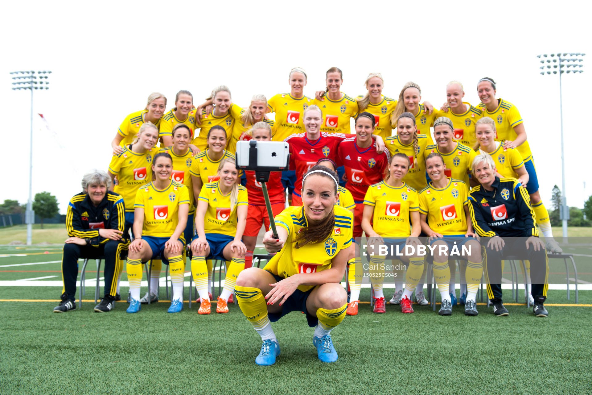 Sveriges Kosovare Asllani tar en selfie med laget innan en