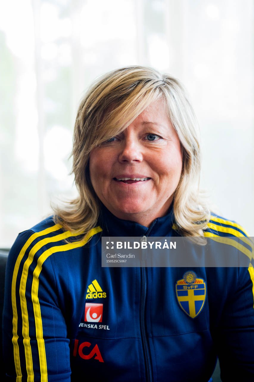Sveriges landslagschef Marika Domanski Lyfors intervjuas på spelarnas hotell den 25 maj 2015 i Toronto.