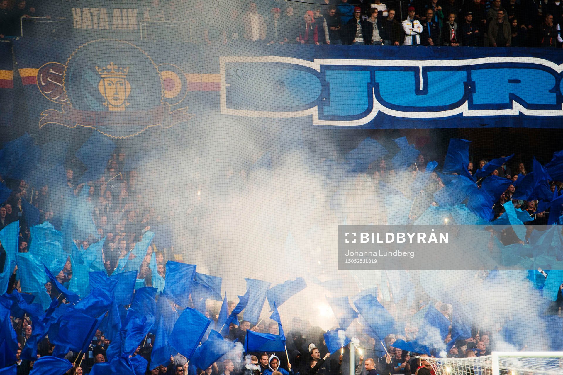 Djurgårdens supportrar tänder bengaler