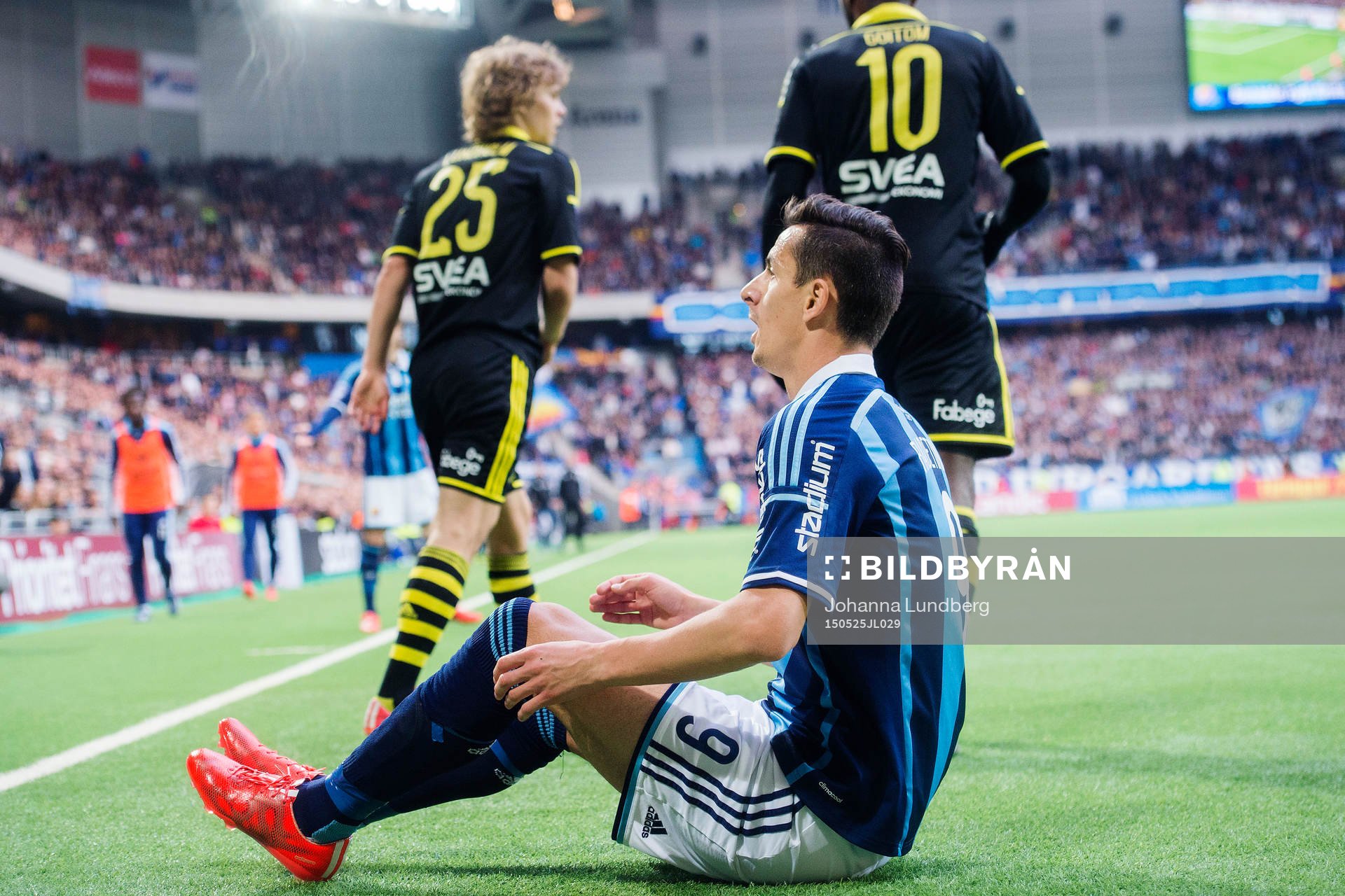 Djurgårdens Haris Radetinac reagerar mot domaren