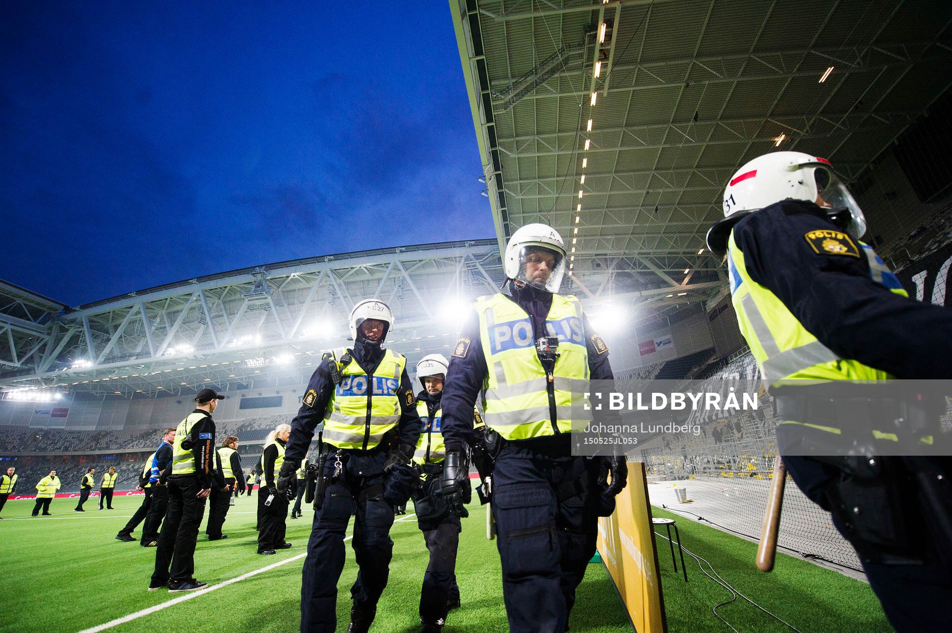 Poliser på Tele2 arena