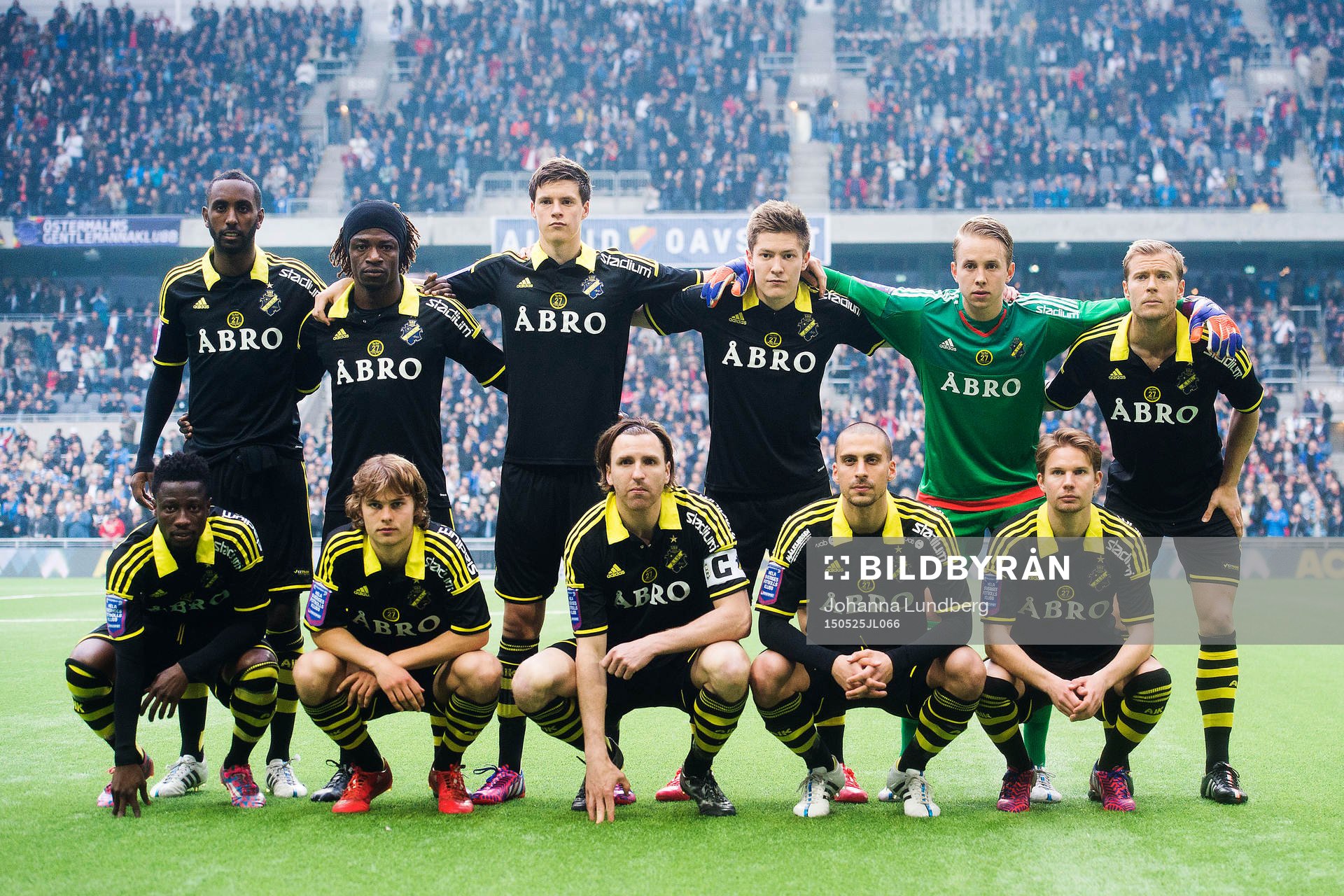 AIK:s spelare ställer upp för ett lagfoto, övre raden fr.v Henok Goitom, Mohamed Bangura, Sauli Väisänen, Haukur Hauksson, målvakt Patrik Carlgren, Per Karlsson. Nedre raden fr. v. Ebenezer Ofori, Sam Lundholm, Nils-Eric Johansson, Panajotis Dimitriadis och Johan Blomberg under fotbollsmatchen i Allsvenskan mellan Djurgården och AIK den 25 maj 2015 i Stockholm.