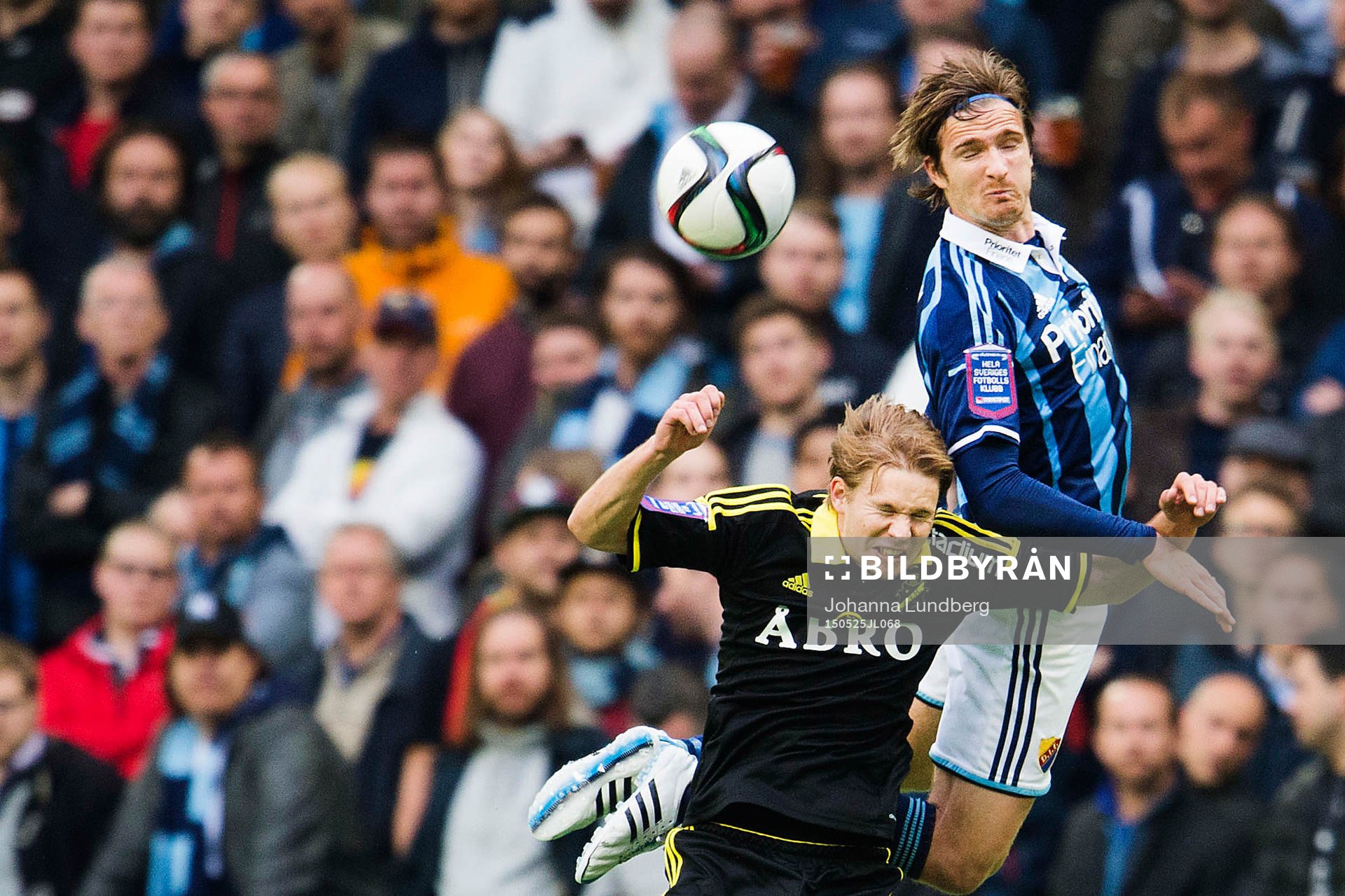 Djurgårdens Jesper Arvidsson och AIK:s Johan Blomberg under fotbollsmatchen i Allsvenskan mellan Djurgården och AIK den 25 maj 2015 i Stockholm.