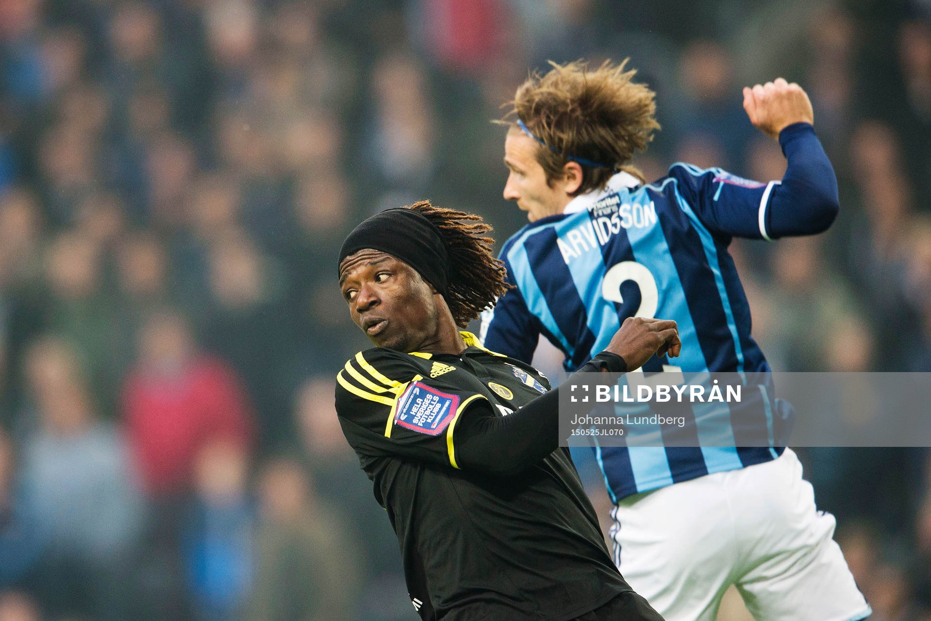 s Mohamed Bangura i en duell med Djurgårdens Jesper