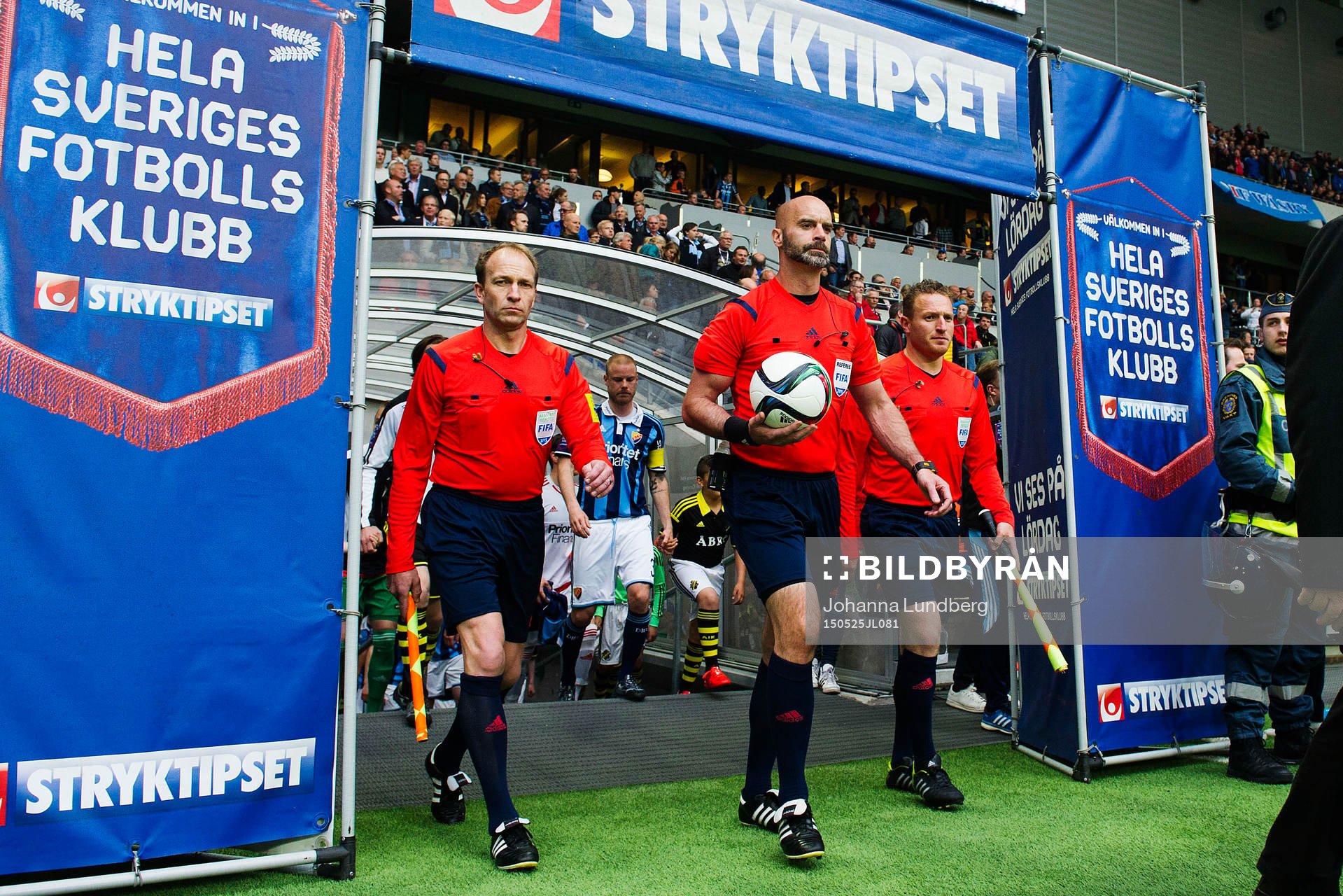Domare Stefan Johannesson (m) med linjedomare Fredrik