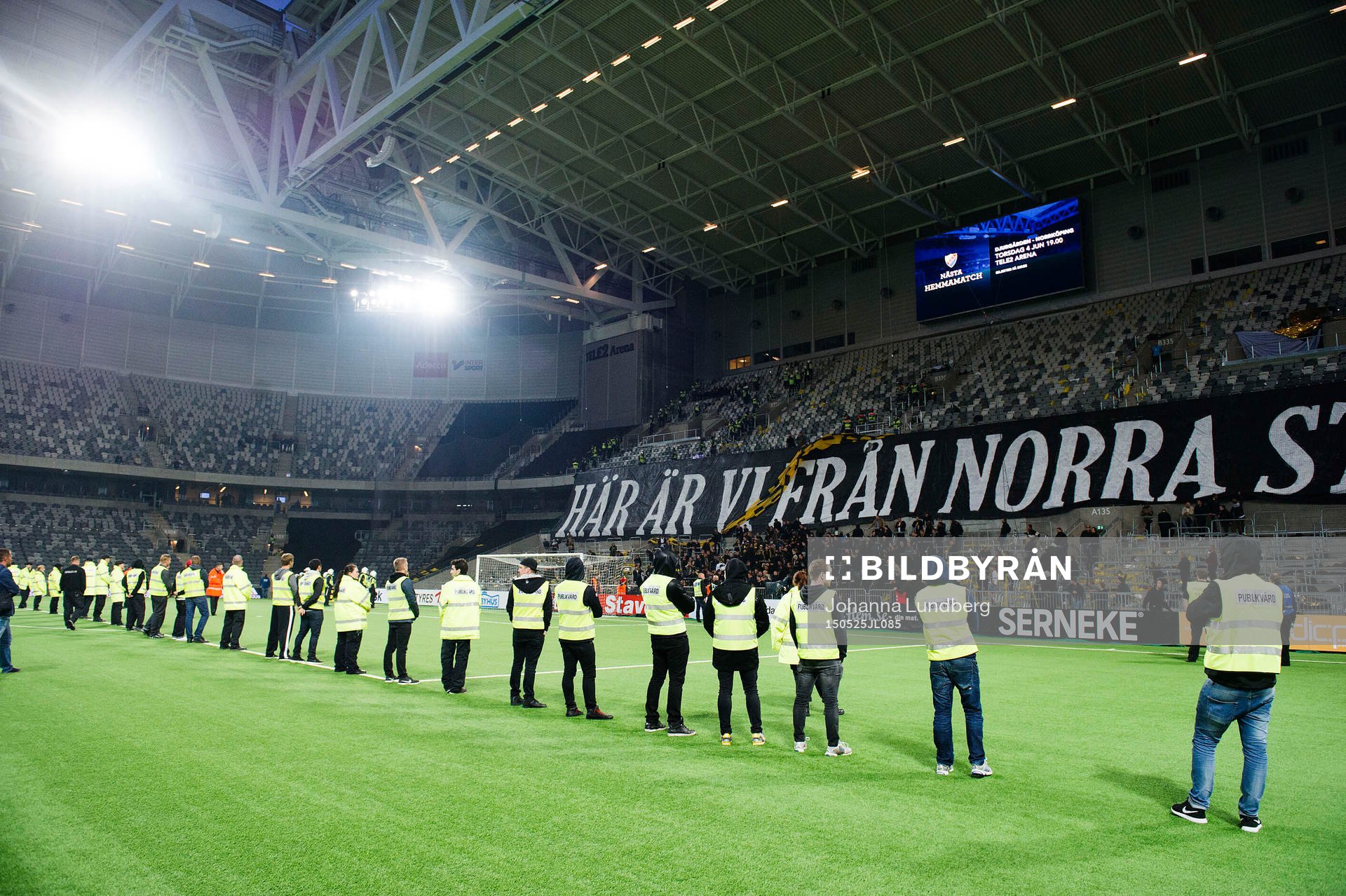 Publikvärdar står uppställda framför AIK:s klack efter fotbollsmatchen i Allsvenskan mellan Djurgården och AIK den 25 maj 2015 i Stockholm.