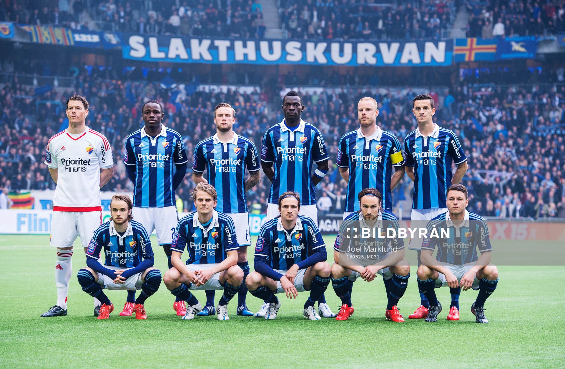 Djurgårdens spelare poserar för en lagbild inför fotbollsmatchen i Allsvenskan mellan Djurgården och AIK den 25 maj 2015 i Stockholm. Övre raden från höger: Målvakt Kenneth Høie, Nyasha Mushekwi, Alexander Faltsetas, Omar Colley, Fredrik Stenman och Haris Radetinac. Nedre raden från höger: Daniel Berntsen, Tim Björkström, Jesper Arvidsson, Kevin Walker och Kerim Mrabti.