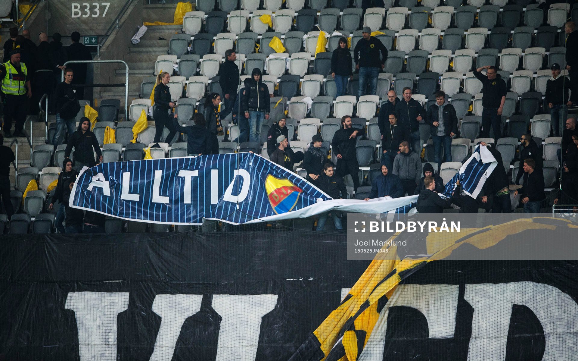 AIK-huliganer har stulit en djurgårdenbanderoll