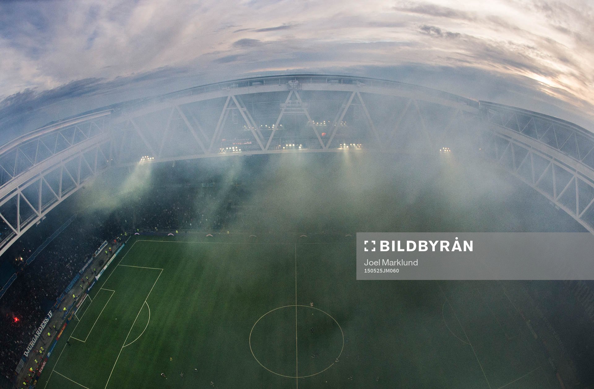 Översikt över ett rökfyllt Tele2 Arena