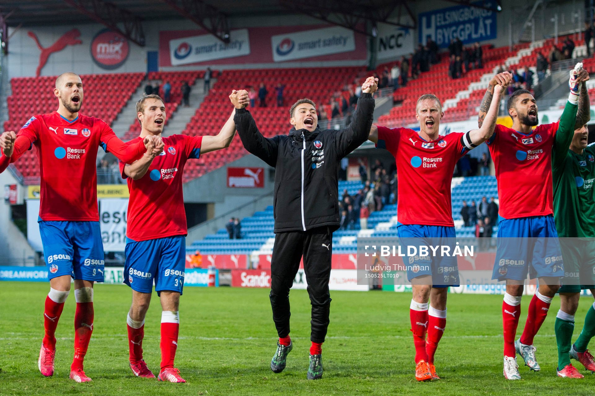 Helsingborgs spelare med Robin Simovic (tv) firar segern efter fotbollsmatchen i Allsvenskan mellan Helsingborg och Hammarby den 25 maj 2015 i Helsingborg.