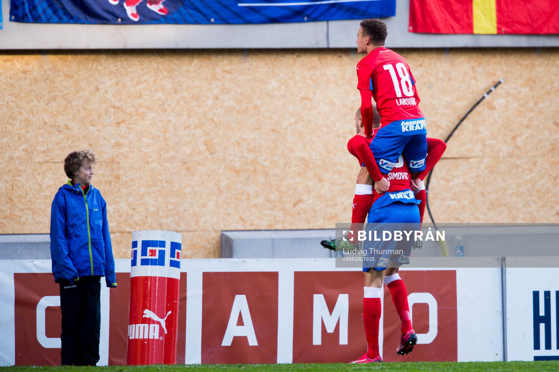 Helsingborgs Jordan Larsson hoppar upp på ryggen på Robin