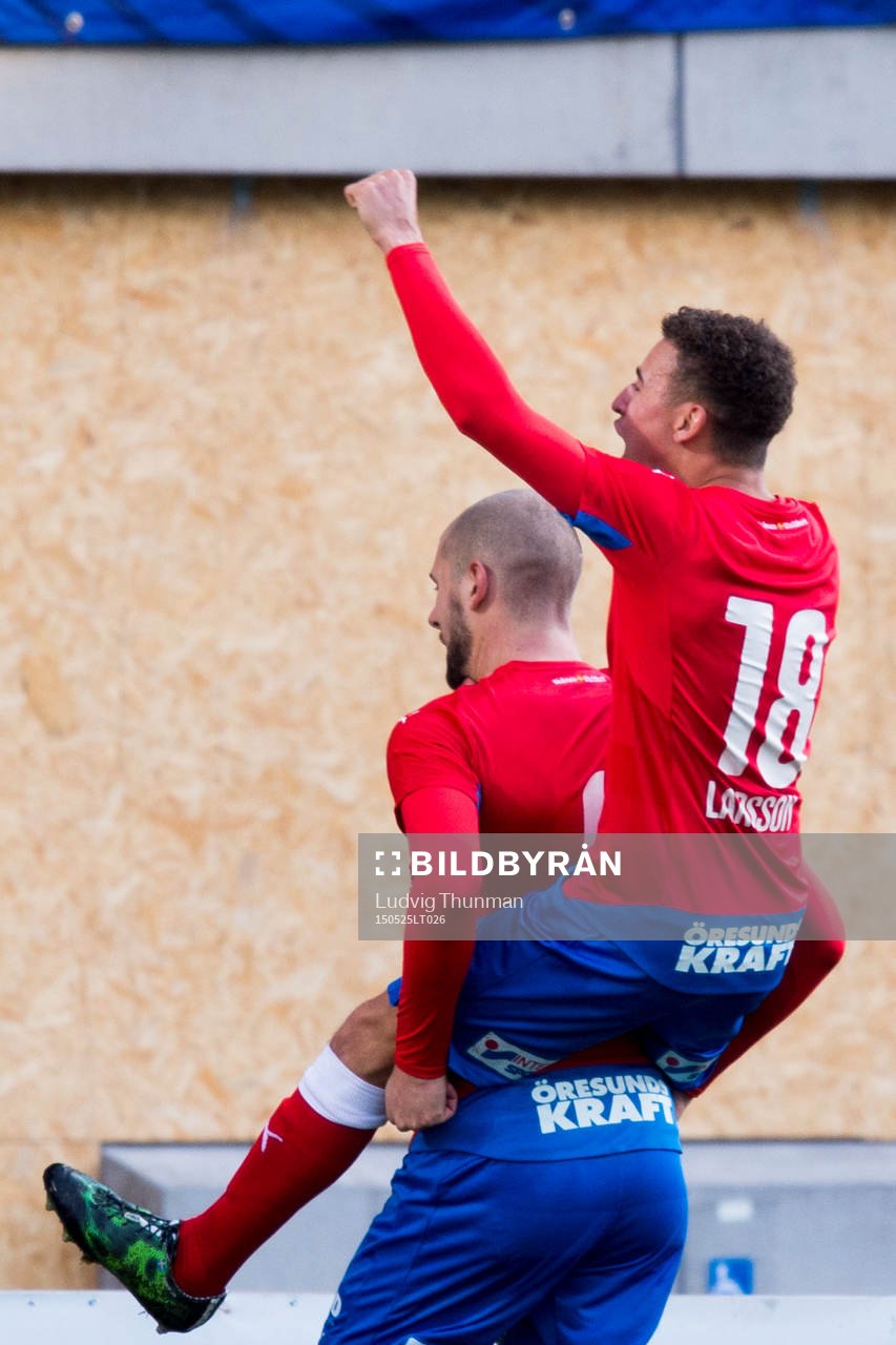 Helsingborgs Jordan Larsson hoppar upp på ryggen på Robin