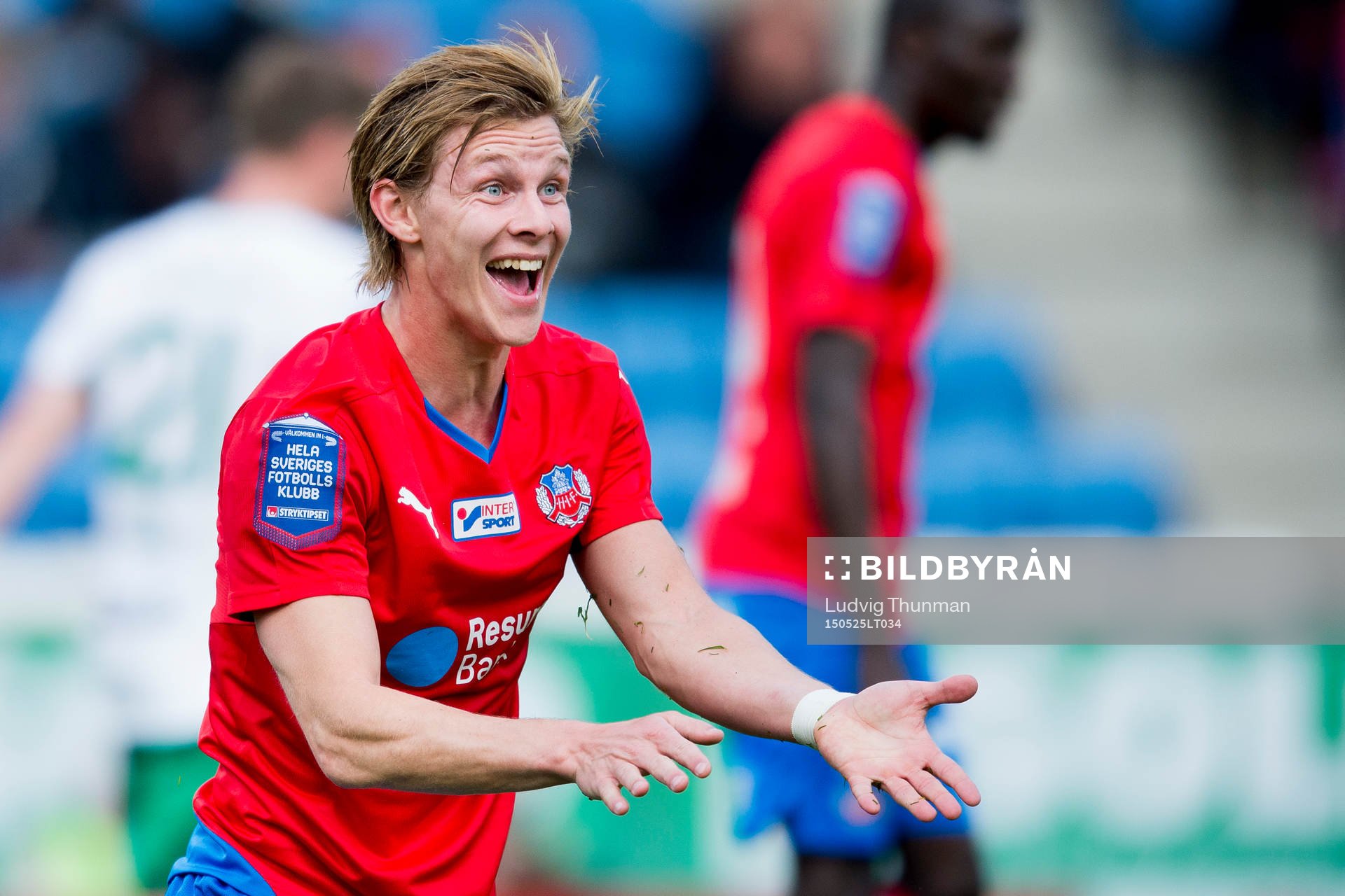 Helsingborgs Emil Krafth reagerar på ett domslut
