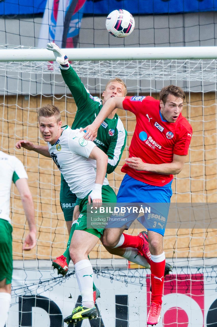 Hammarbys Erik Israelsson i kamp om bollen med målvakt