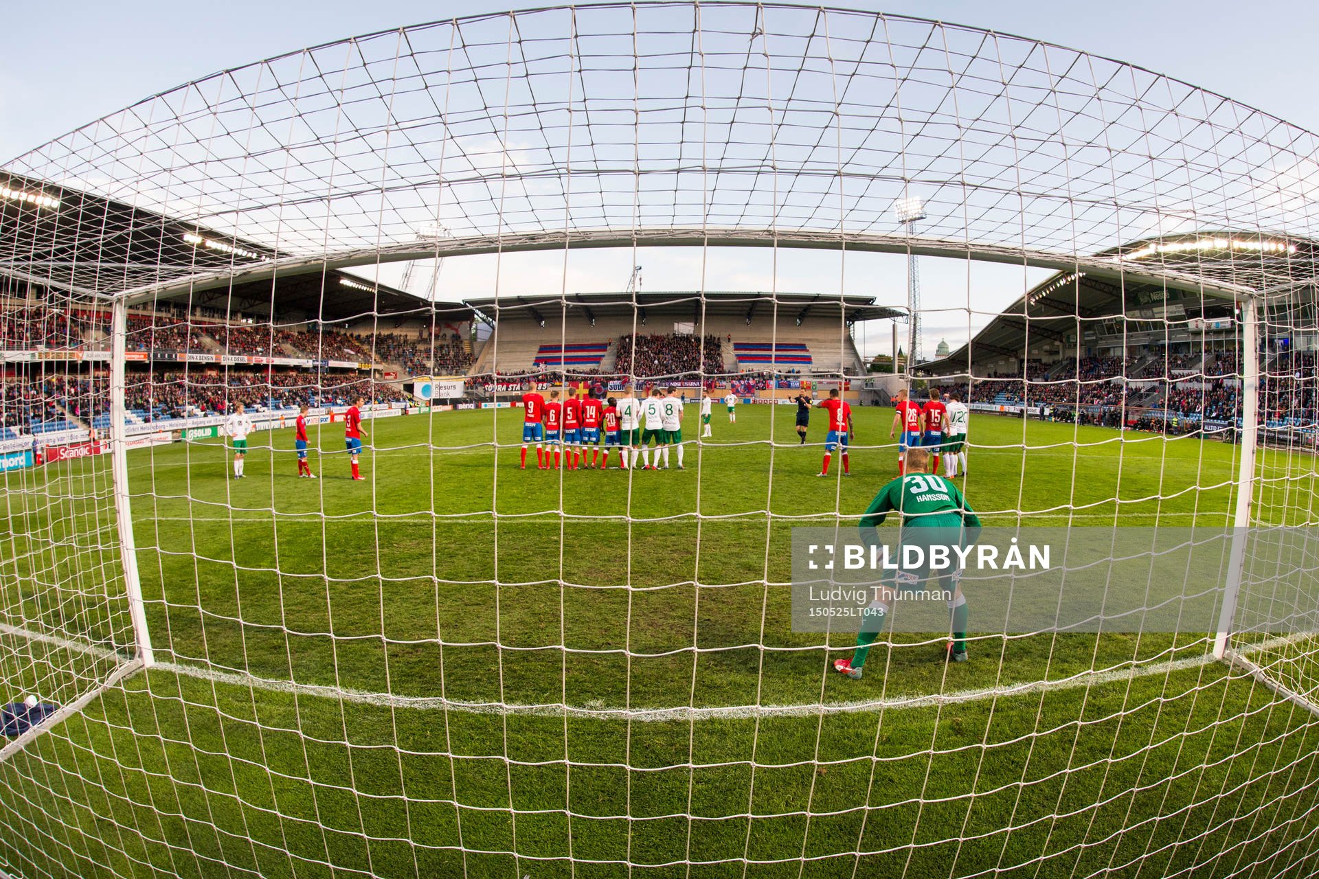 Helsingborgs målvakt Pär Hansson förbereder sig på en frispark under fotbollsmatchen i Allsvenskan mellan Helsingborg och Hammarby den 25 maj 2015 i Helsingborg.