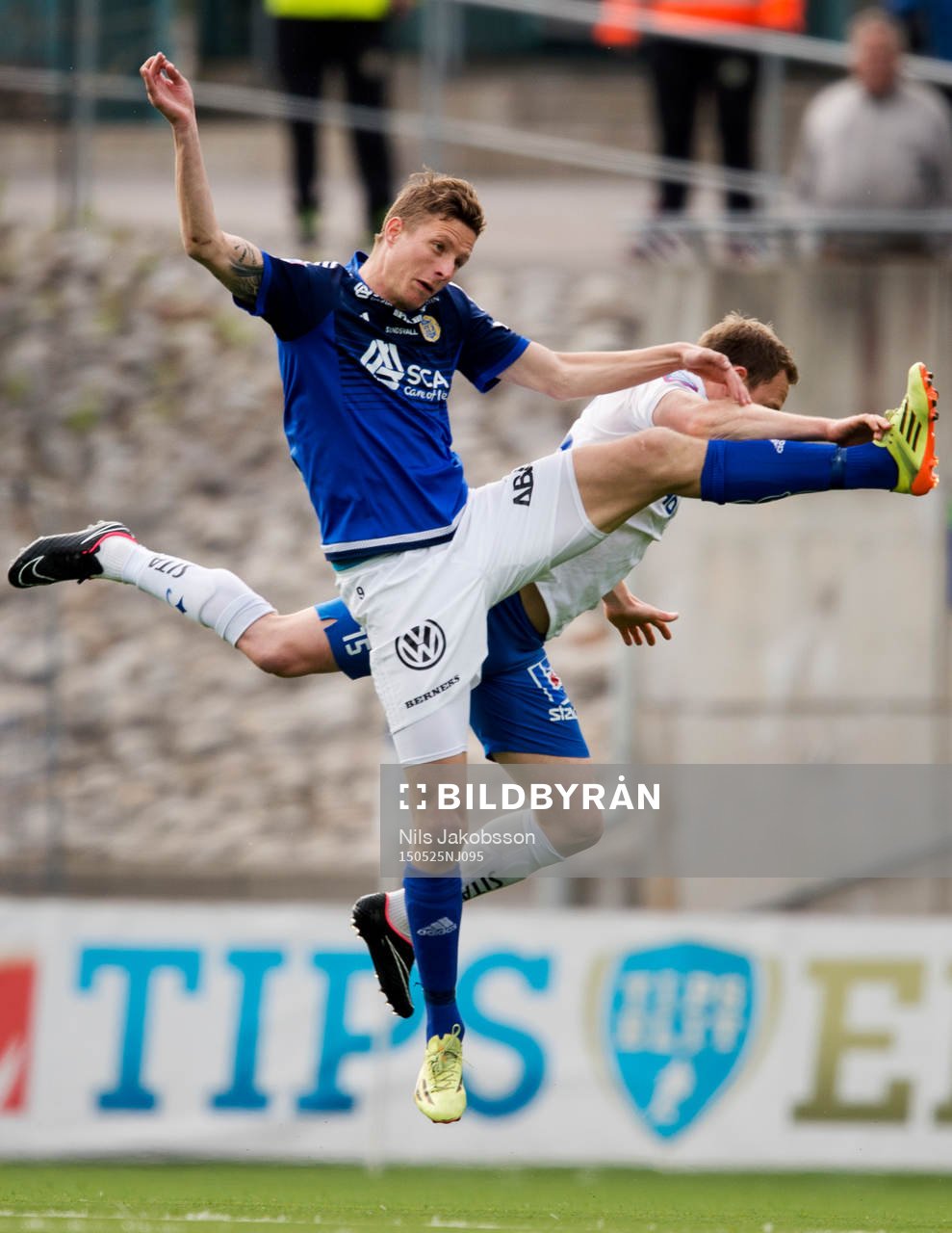 Norrköpings Marcus Falk Olander och Sundsvalls Johan Eklund under fotbollsmatchen i Allsvenskan mellan GIF Sundsvall och IFK Norrköping den 25 maj 2015 i Sundsvall.