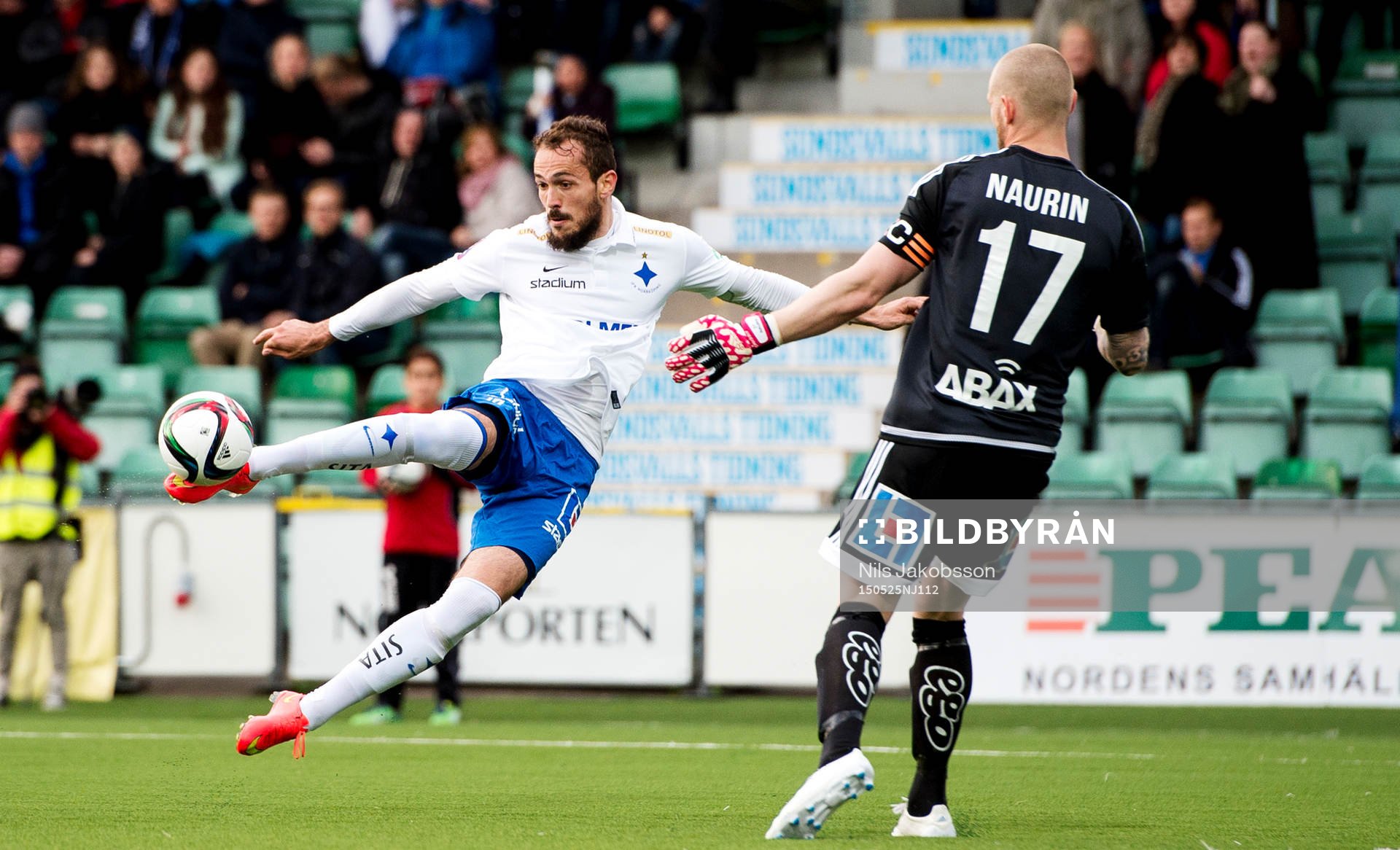 Norrköpings Emir Kujovic skjuter mot Sundsvalls målvakt Tommy Naurin under fotbollsmatchen i Allsvenskan mellan GIF Sundsvall och IFK Norrköping den 25 maj 2015 i Sundsvall.