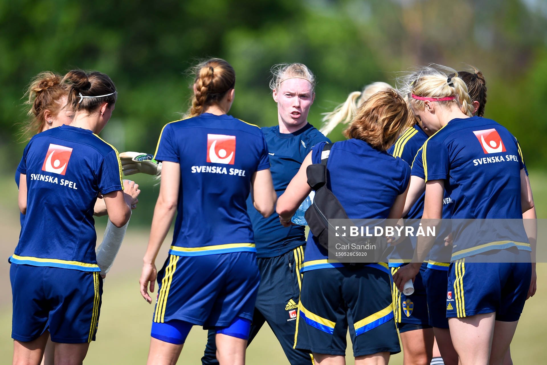 Sveriges målvakt Hedvig Lindahl instruerar lagkamraterna