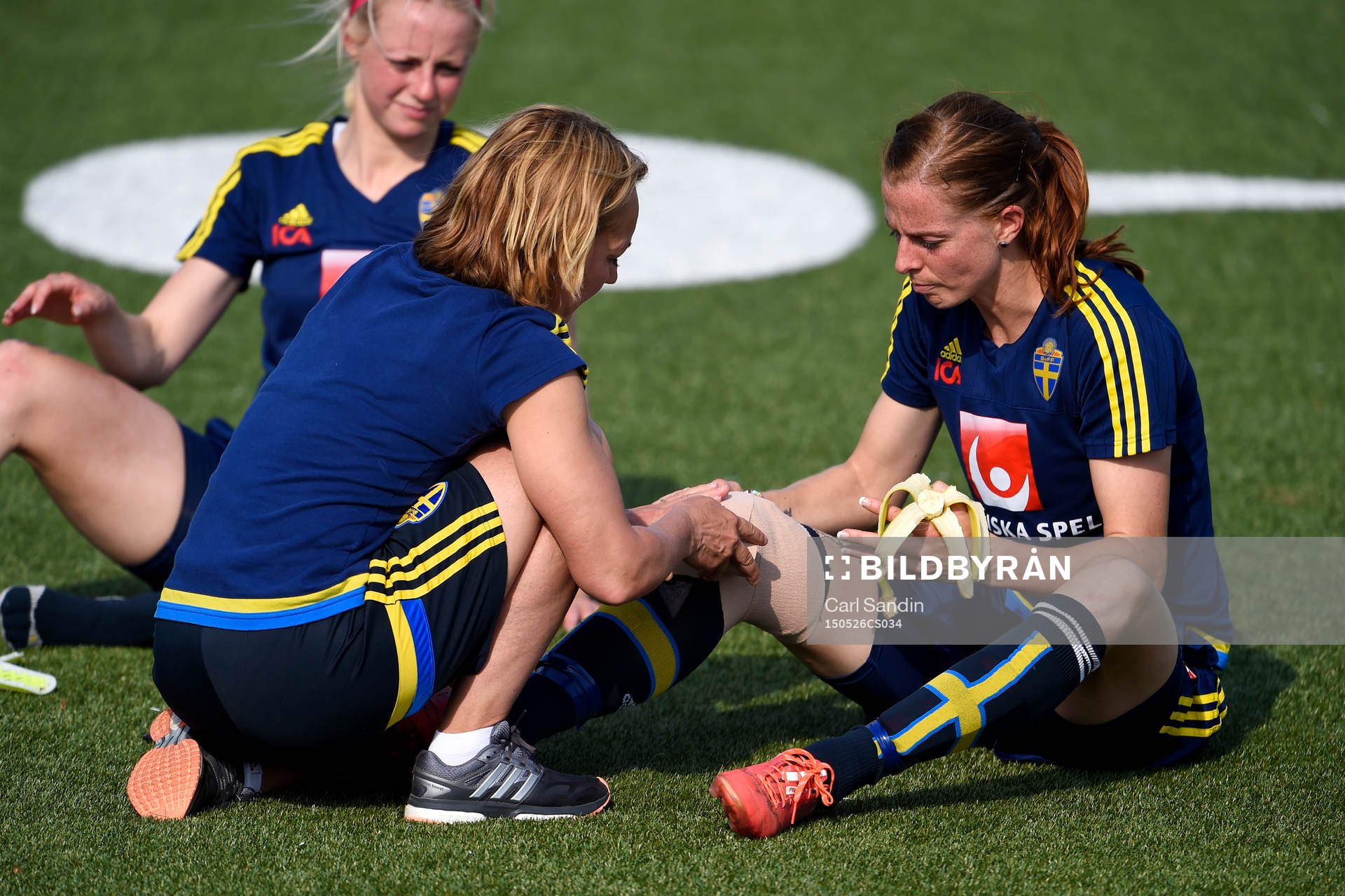 Sveriges Lotta Schelin får sitt knä lindat av Sjukgymnast