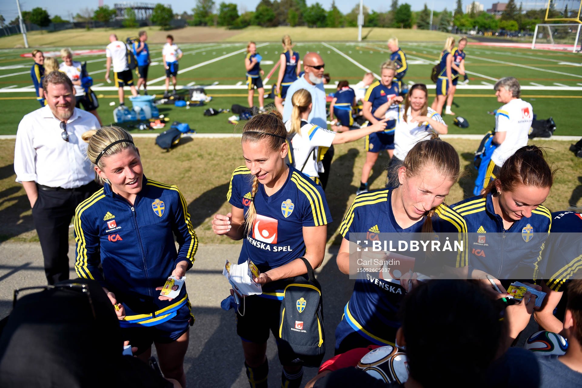 Sveriges Olivia Schough, Charlotte Rohlin, Emma Berglund och Kosovare Asllani signerar kort efter en träning med landslaget den 26 maj 2015 i Toronto.