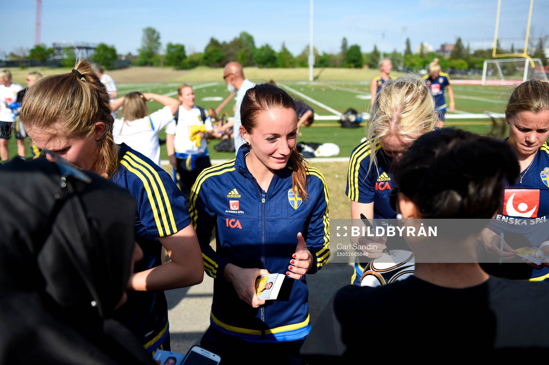 Sveriges Kosovare Asllani signerar kort efter en träning med landslaget den 26 maj 2015 i Toronto.