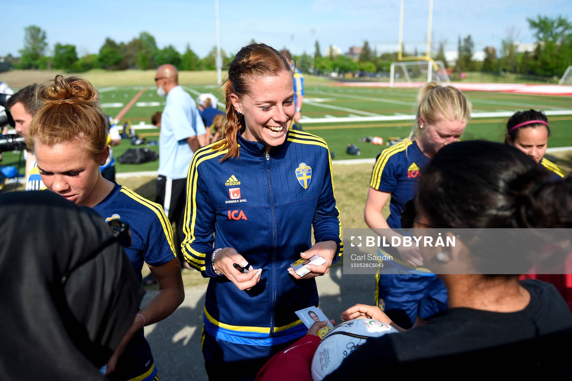 Sveriges Lotta Schelin signerar kort efter en träning med landslaget den 26 maj 2015 i Toronto.