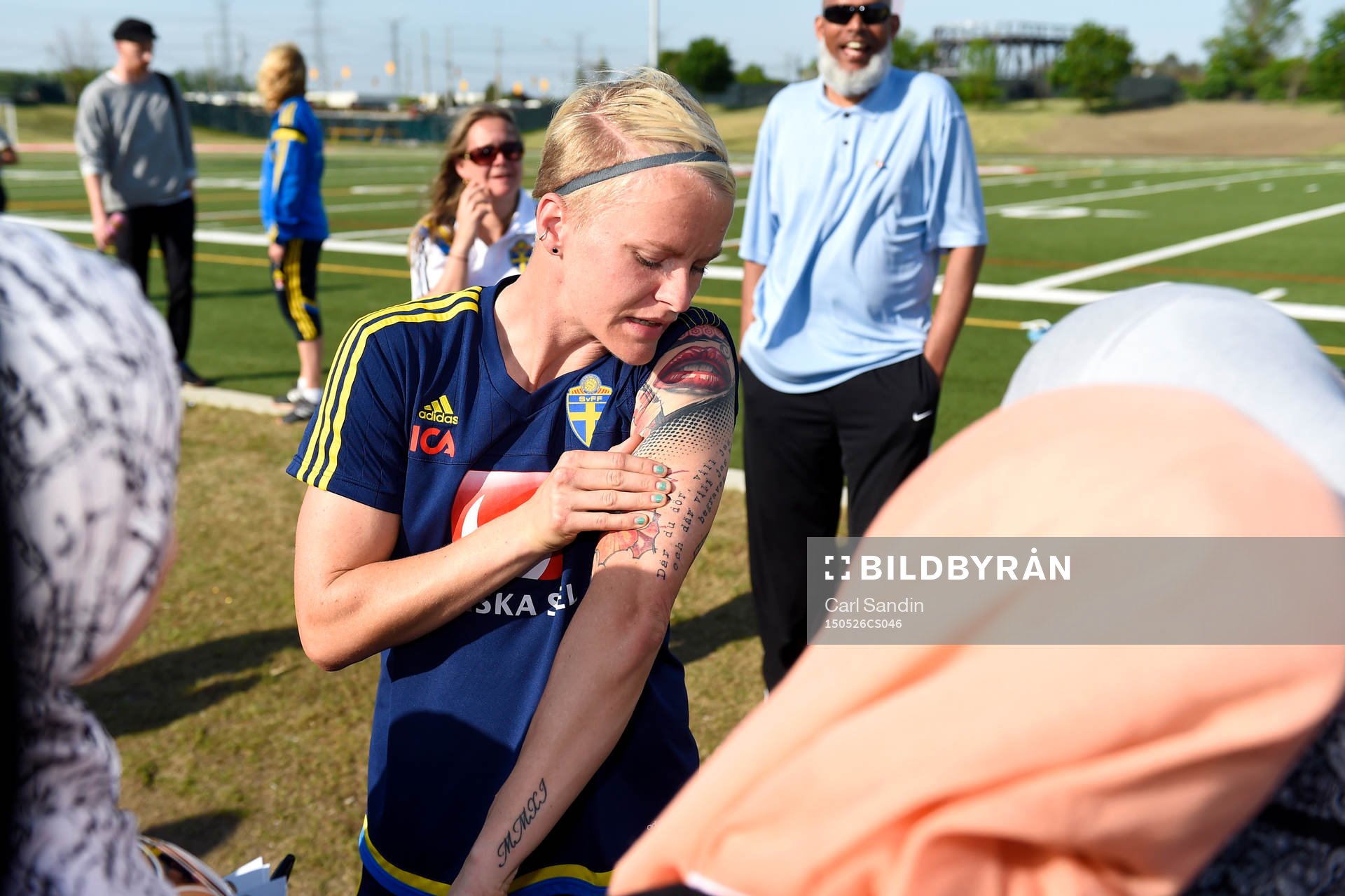 Sveriges Nilla Fischer visar upp sina tatueringar för