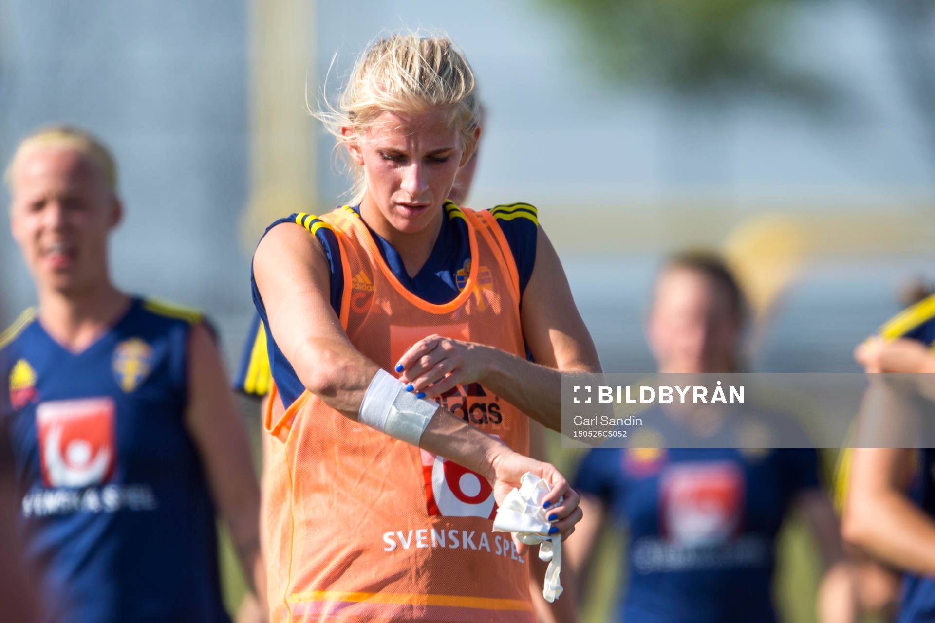 Sveriges Sofia Jakobsson tar av sig en tejp efter en träning med landslaget den 26 maj 2015 i Toronto.