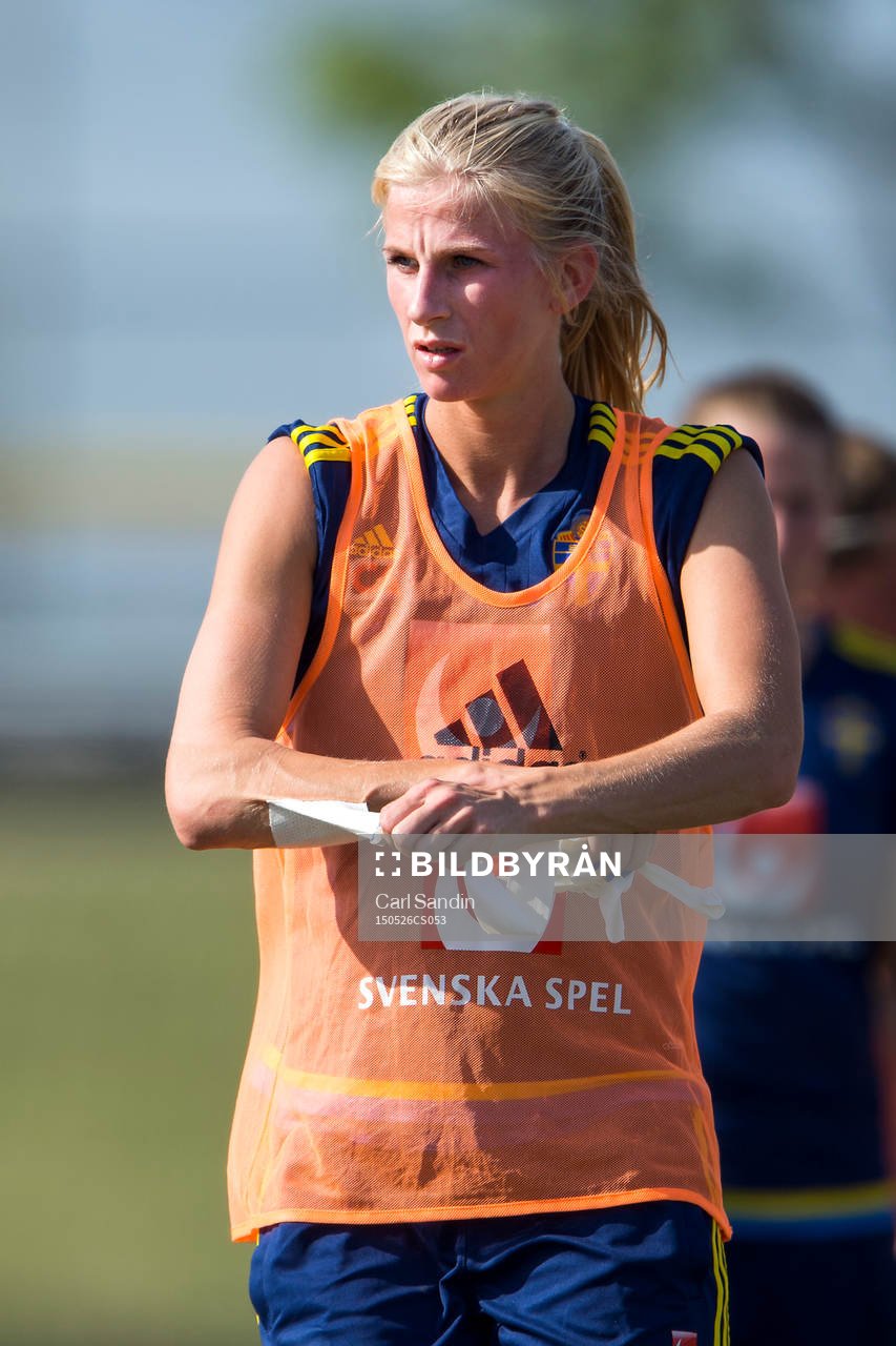 Sveriges Sofia Jakobsson tar av sig en tejp efter en träning med landslaget den 26 maj 2015 i Toronto.