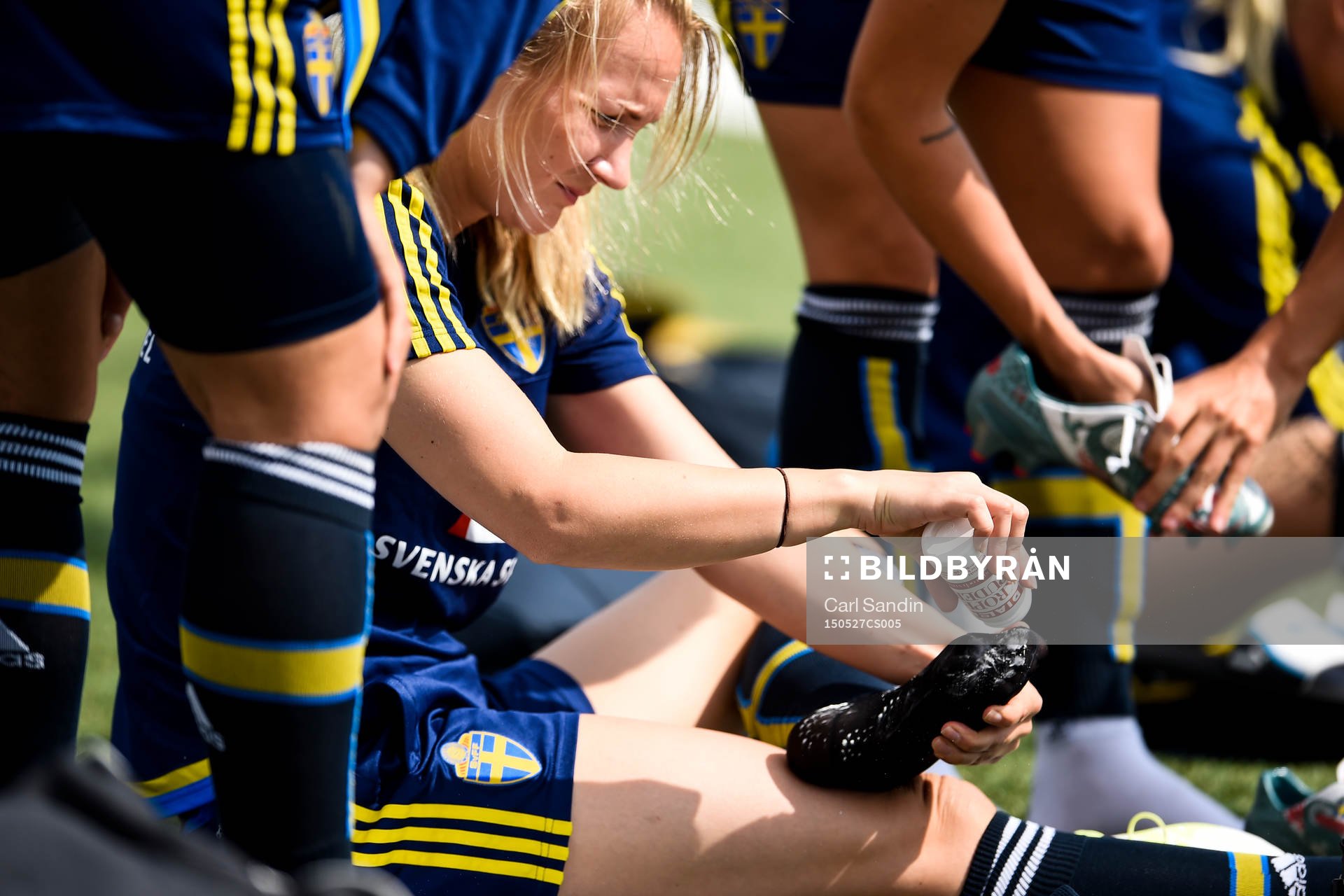 Sveriges Emma Lund tar lite talk på fötterna inför en träning med landslaget den 27 maj 2015 i Toronto.