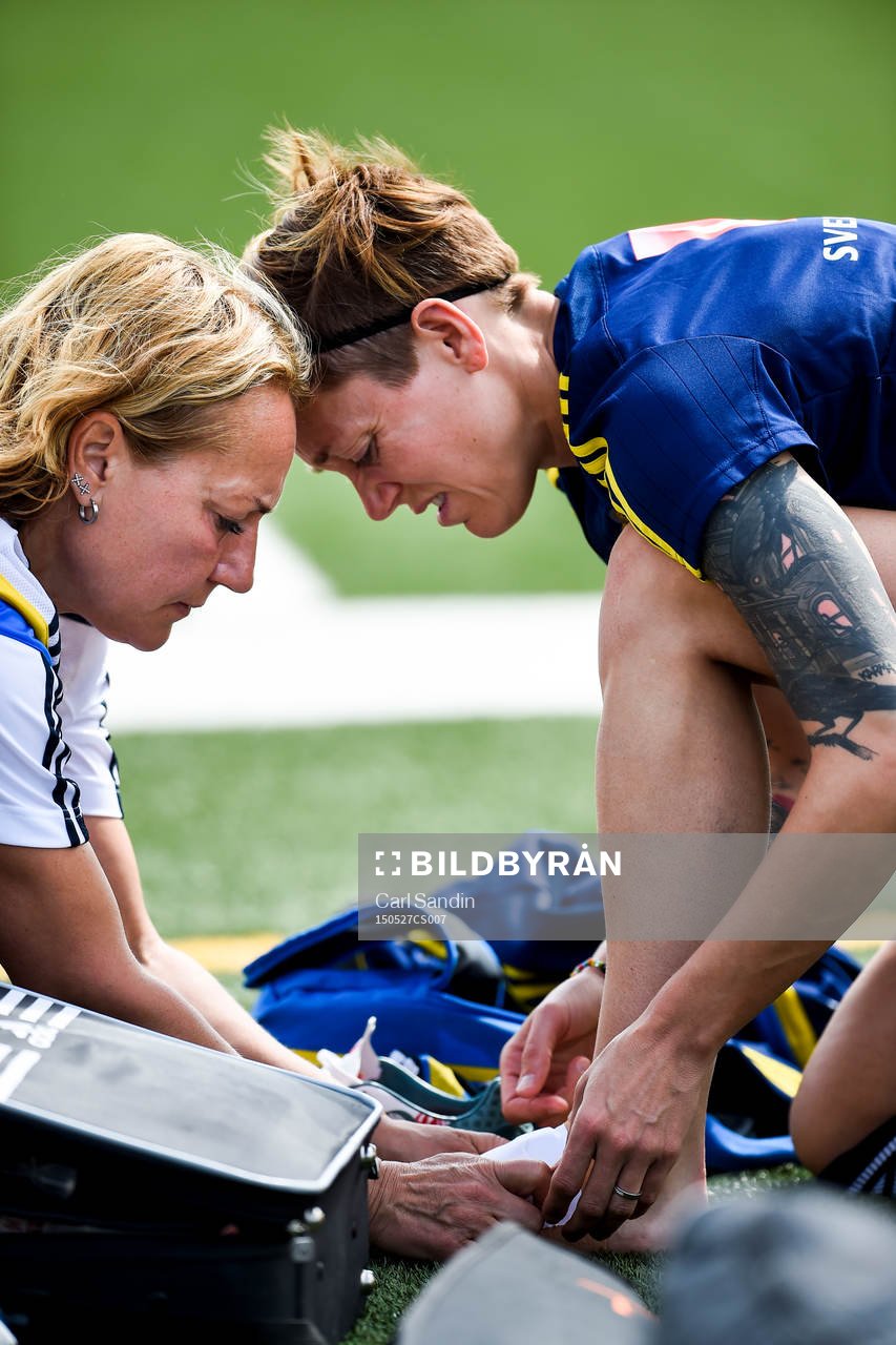 Sveriges Therese Sjögran får hjälp av Sjukgymnast Annica