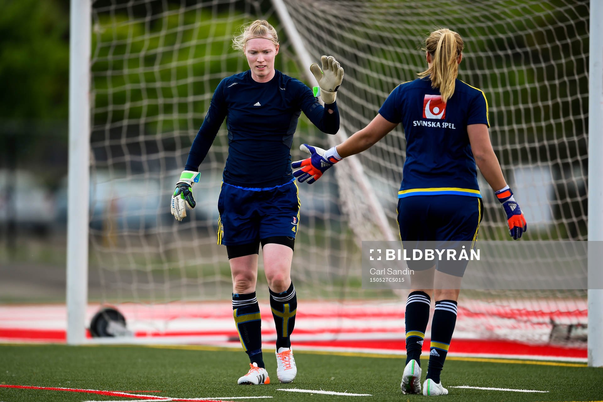 Sveriges målvakt Hedvig Lindahl och målvakt Hilda Carlén