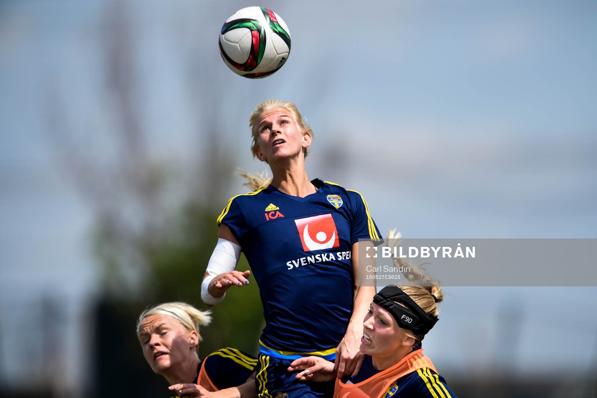 Sveriges Sofia Jakobsson (m) i nickduell med Nilla Fischer