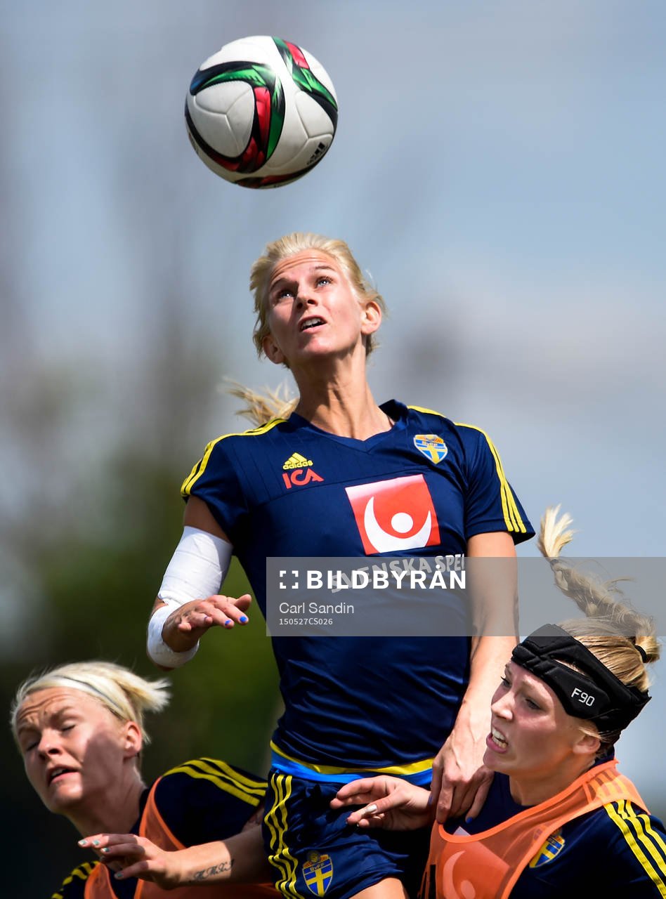 Sveriges Sofia Jakobsson (m) i nickduell med Nilla Fischer